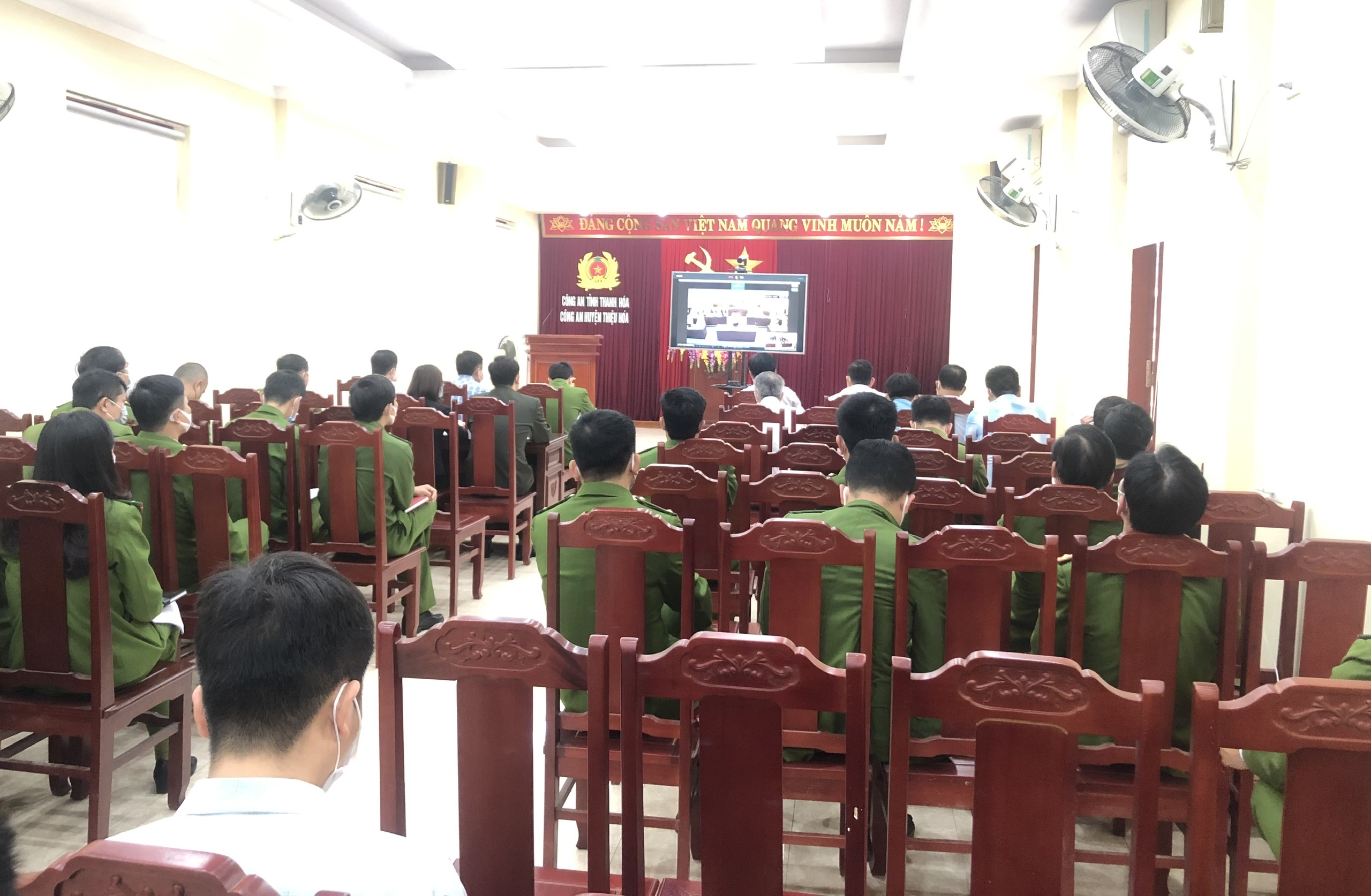 Đại biểu dự hội nghị tại điểm cầu Thiệu Hóa