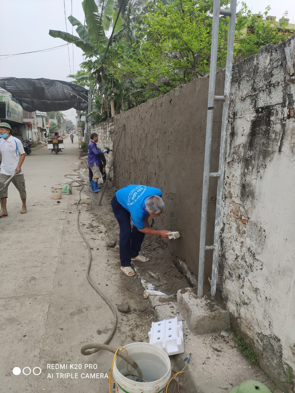 Người dân xây dựng tường rào theo khuôn mẫu