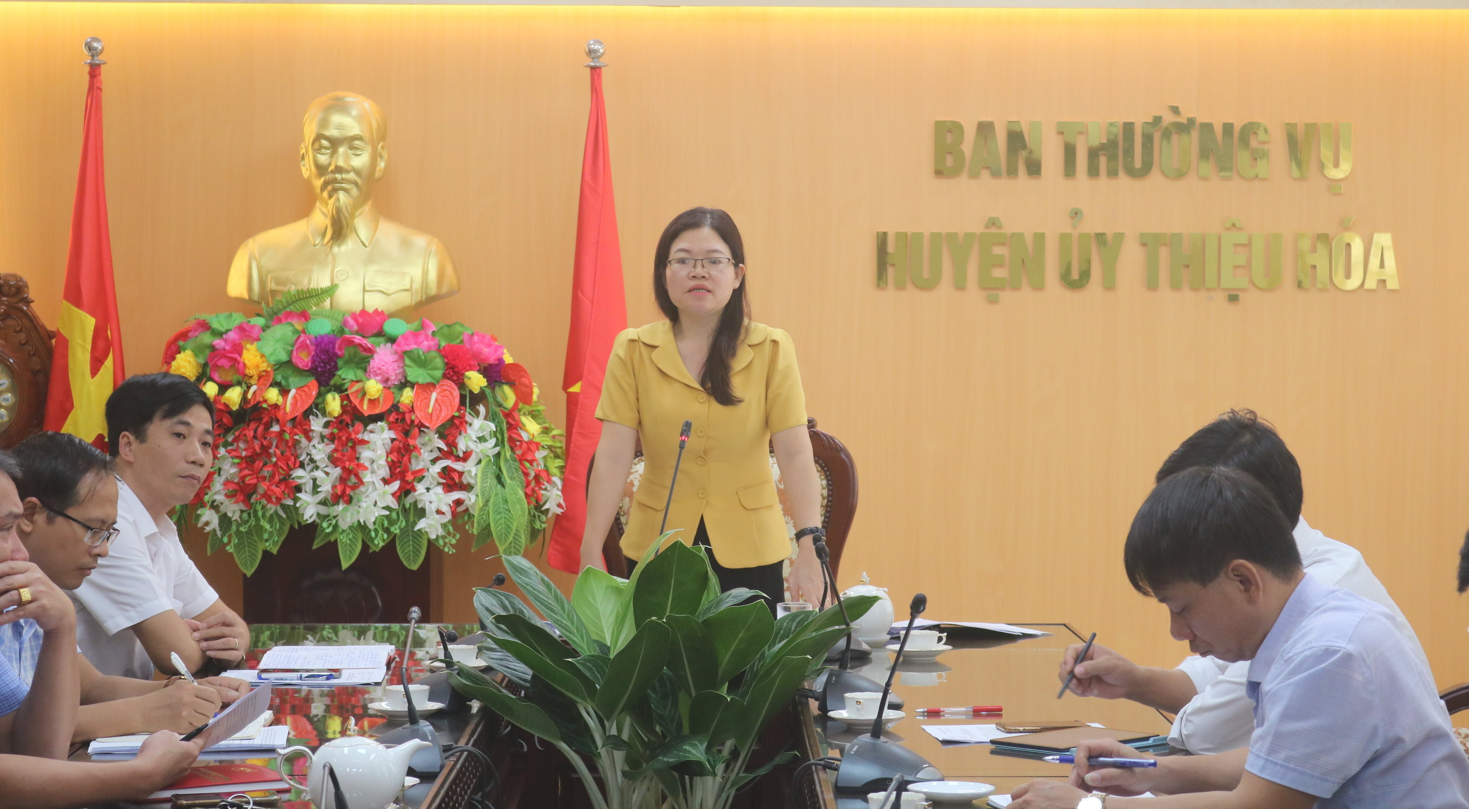 đồng chí Phó Bí thư Thường trực Huyện uỷ Lương Thị Hoa kết luận hội nghị