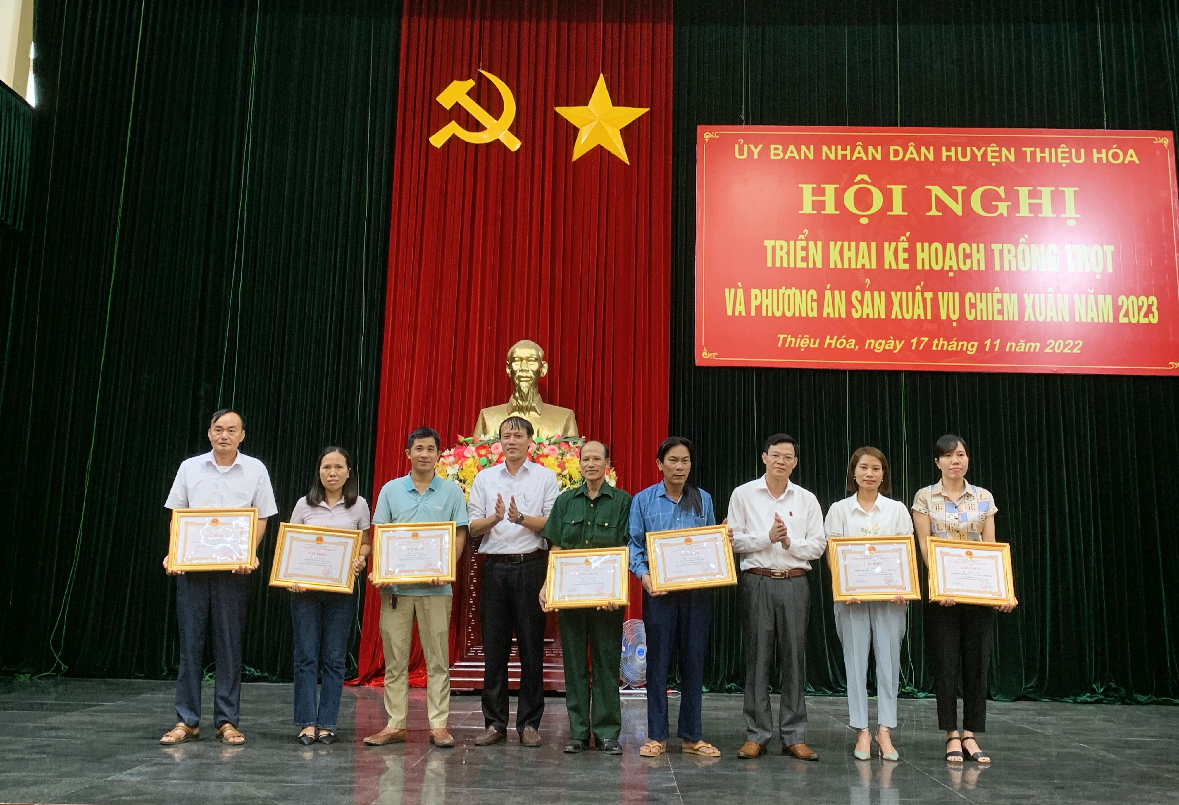 Đồng chí Nguyễn Xuân Lai, UVBTV Huyện ủy, Trưởng Ban Dân vận, Chủ tịch UBMTTQ huyện và đồng chí Lê Vinh, UVBTV Huyện ủy, Chỉ huy Trưởng BCH quân sự huyện tặng Giấy khen của Chủ tịch UBND huyện cho các cá nhân có thành tích xuất sắc