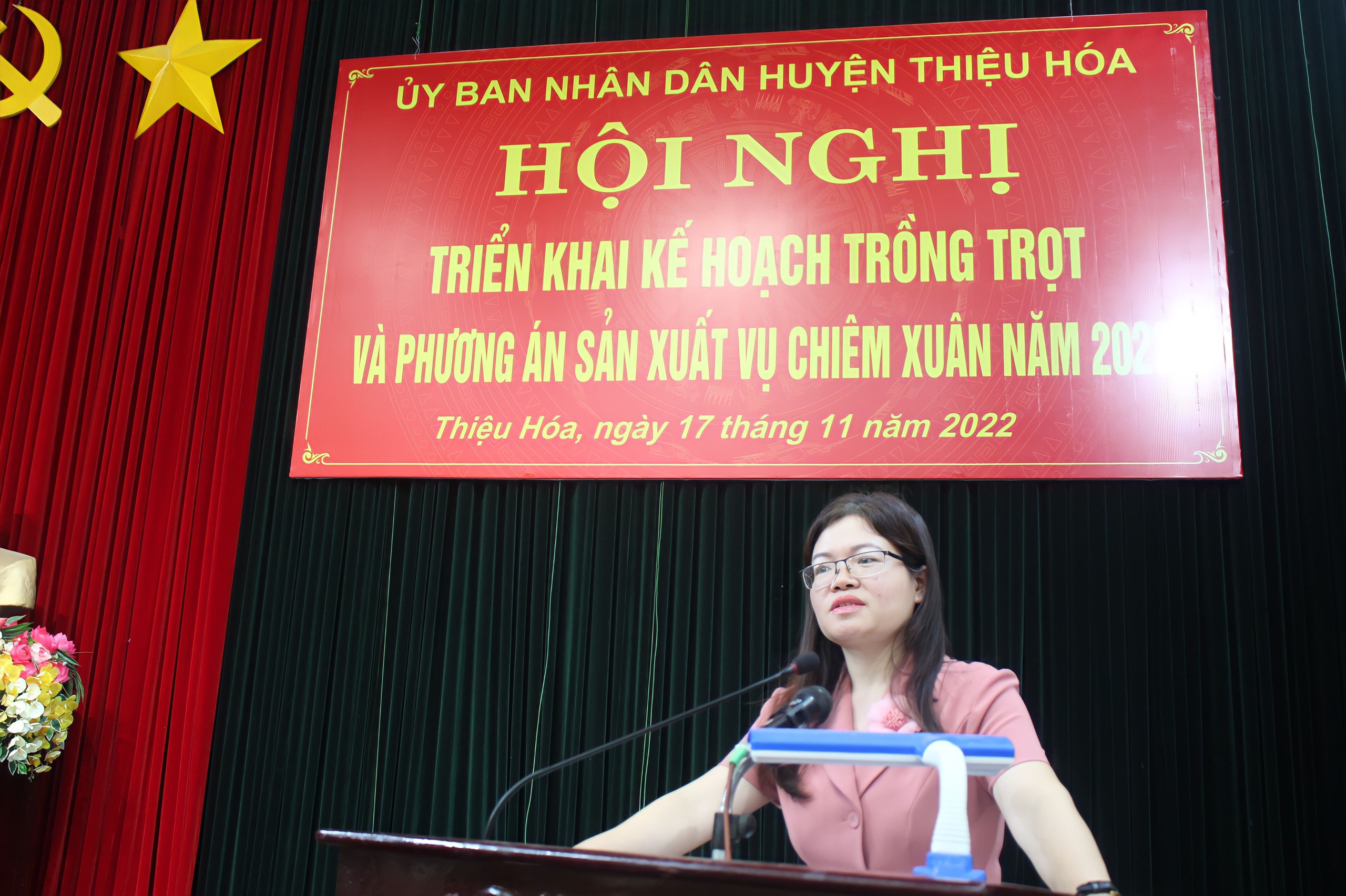 Đồng chí Lương Thị Hoa, Phó Bí thư Thường trực Huyện ủy phát biểu chỉ đạo tại hội nghị