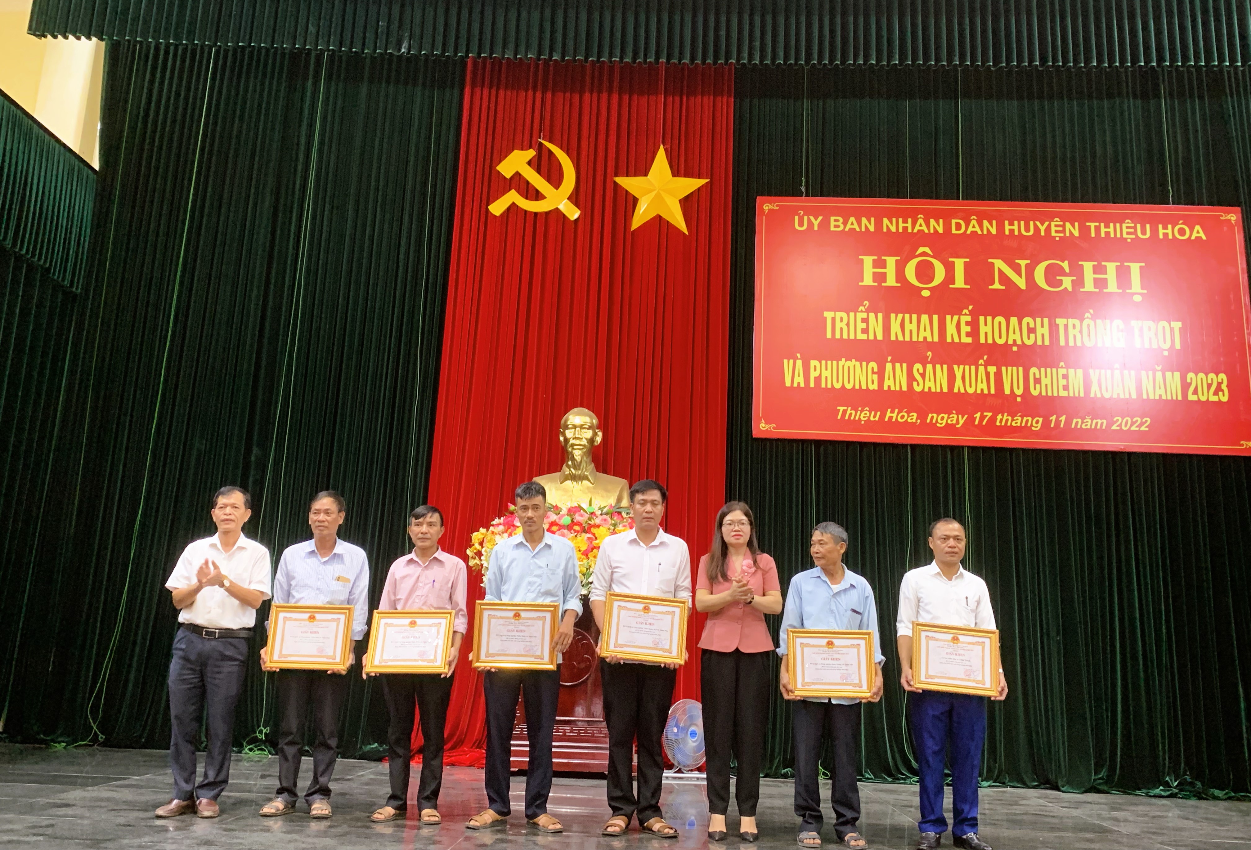 Đồng chí Lương Thị Hoa, Phó Bí thư Thường trực Huyện ủy tặng Giấy khen của Chủ tịch UBND huyện cho các tập thể có nhiều thành tích xuất sắc