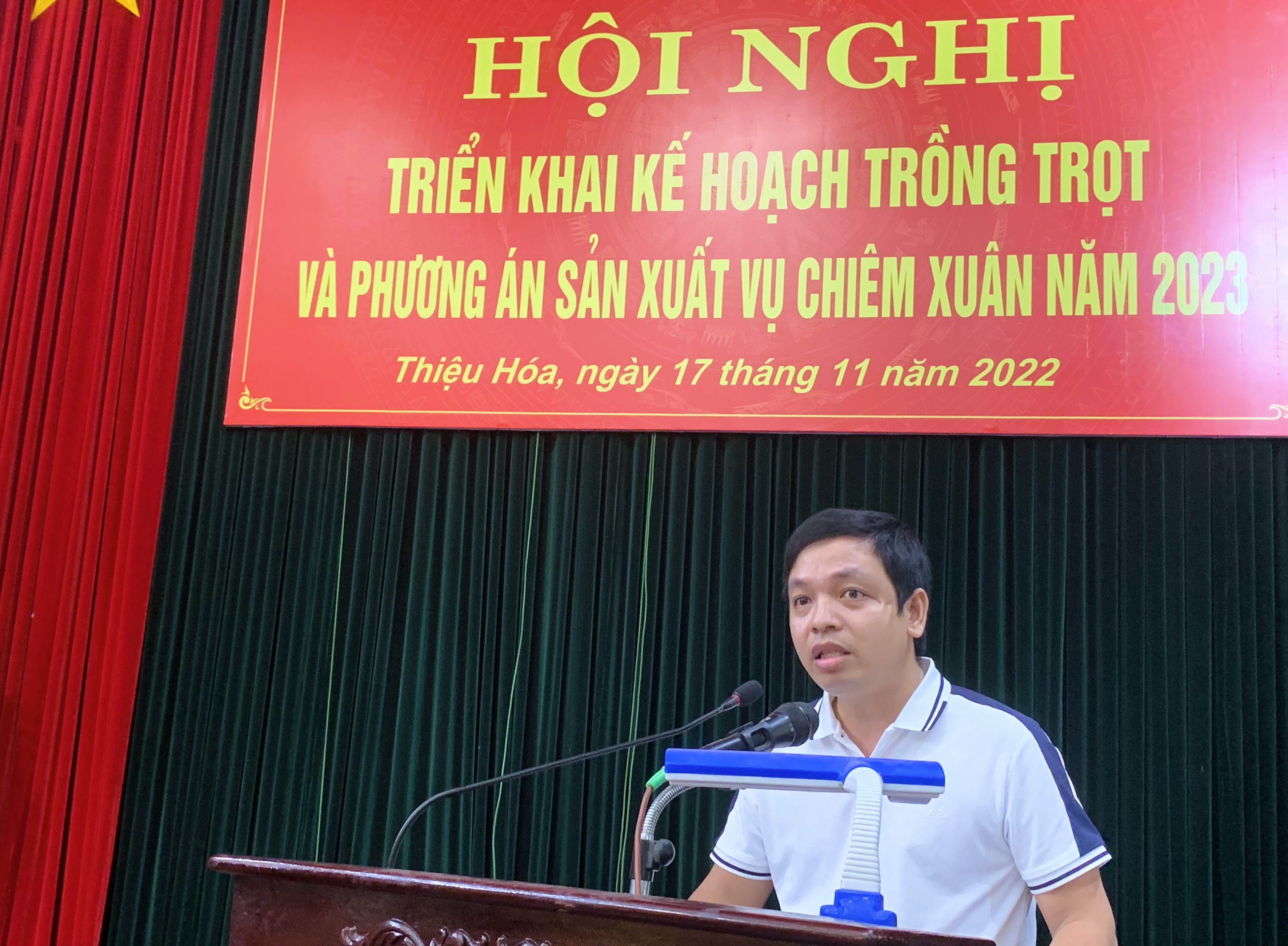 Phó Giám đốc Trung tâm Dịch vụ Nông nghiệp Trịnh Văn Thống phát biểu tại hội nghị