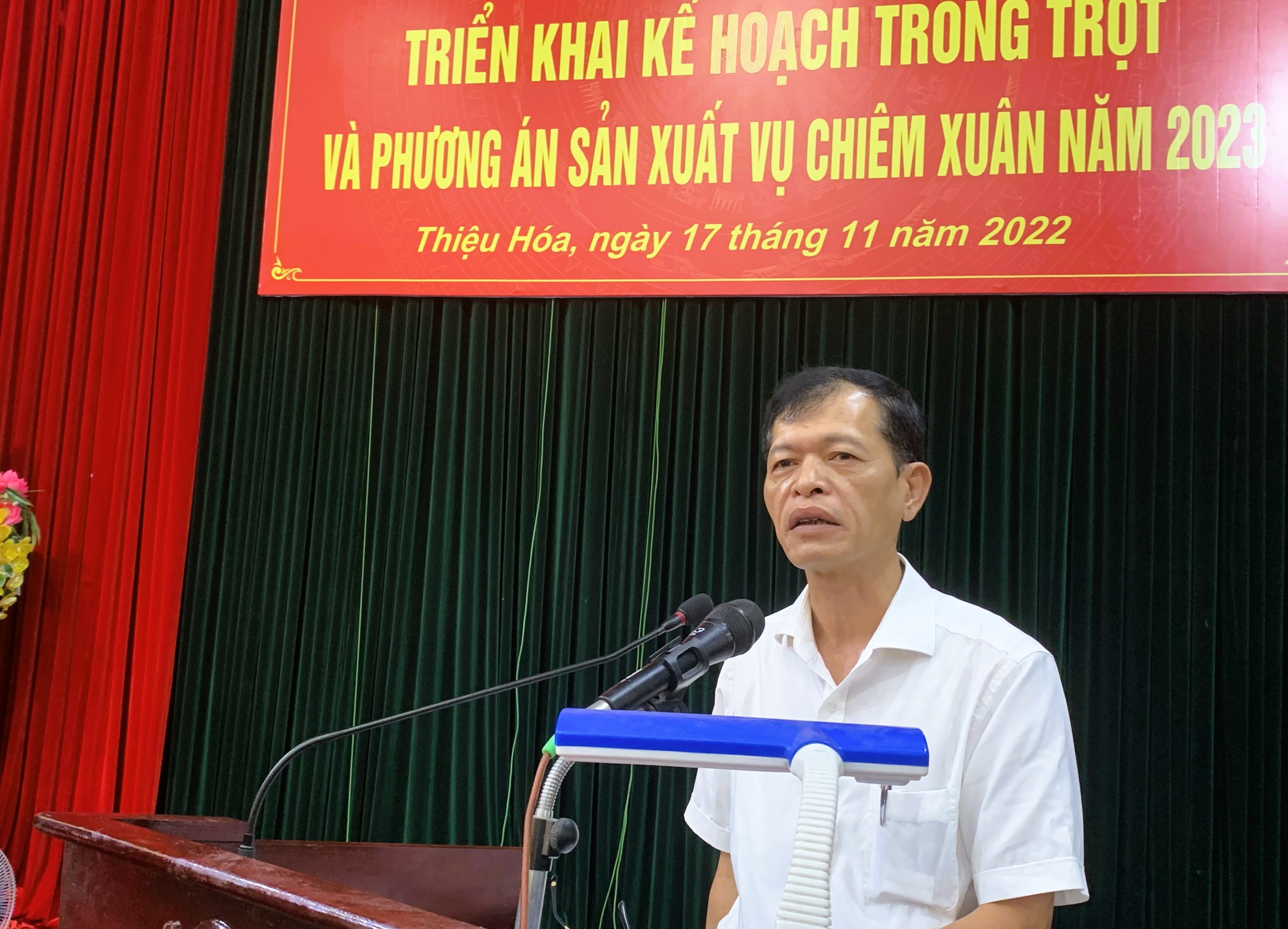 Đồng chí Nguyễn Văn Phúc, Phó Chủ tịch UBND huyện phát biểu triển khai hội nghị