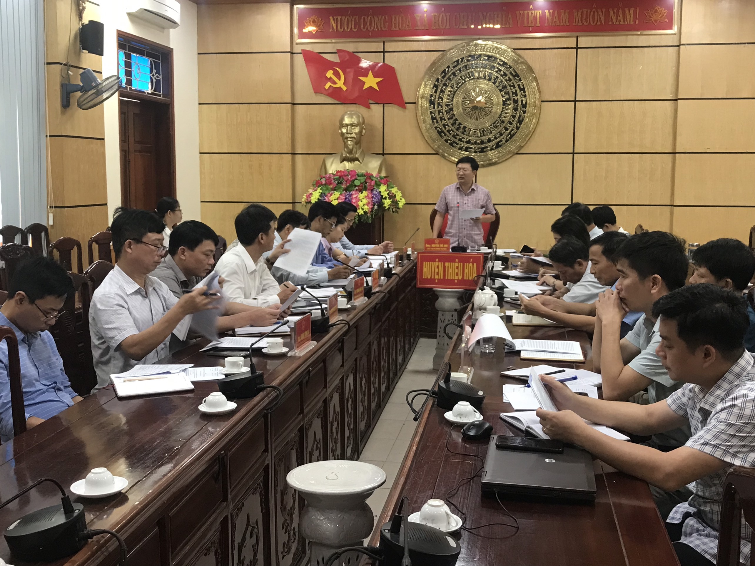 Toàn cảnh phiên họp tháng 11 của UBND huyện