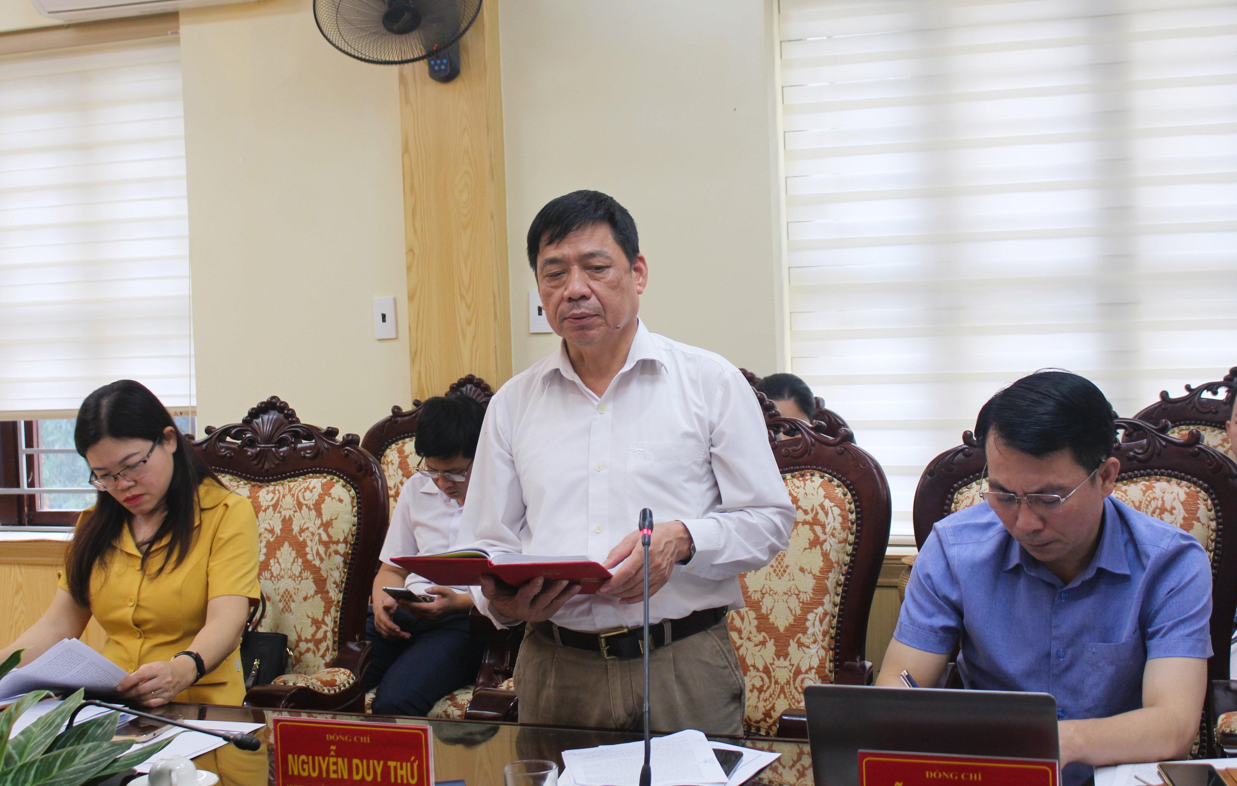 Ủy viên Ban Thường vụ, Trưởng Ban Tuyên giáo Huyện ủy Nguyễn Duy Thứ phát biểu tại hội nghị