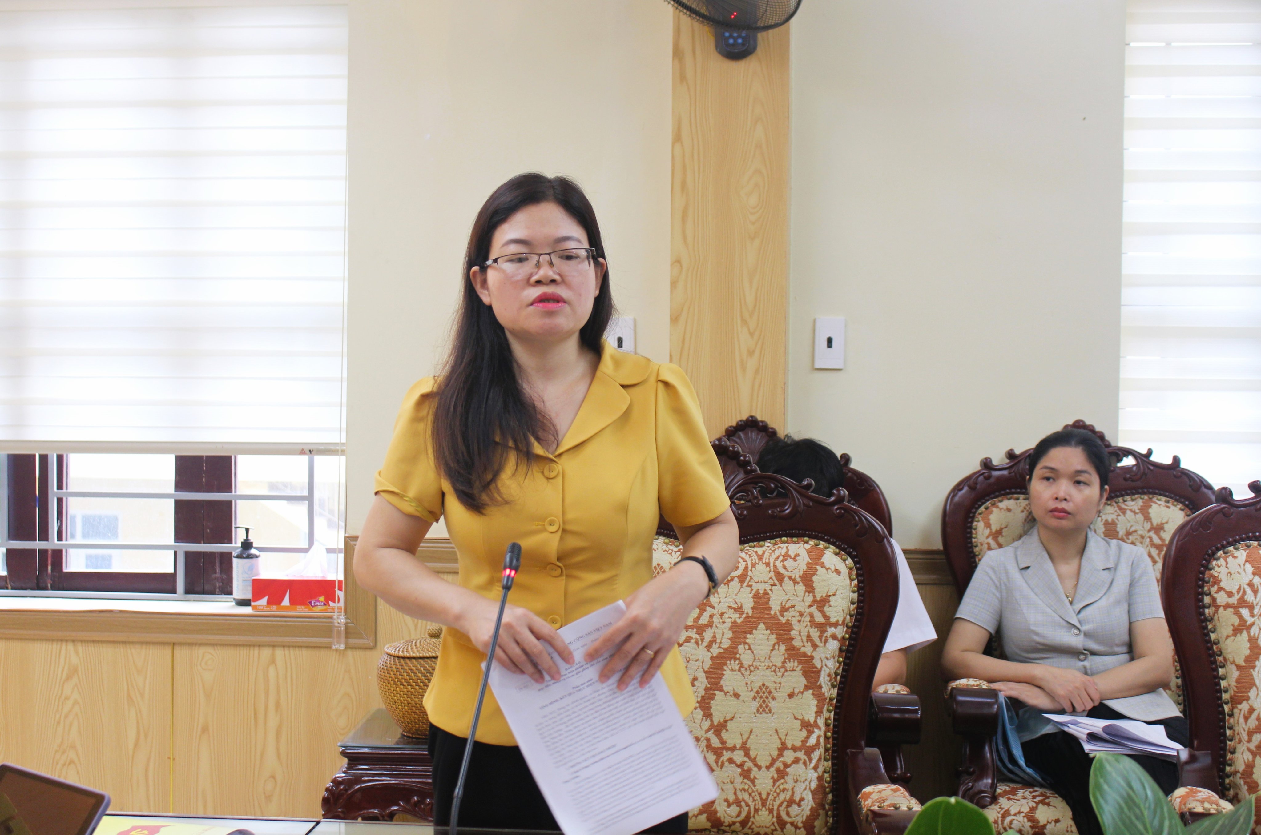 Đồng chí Phó Bí thư Thường trực Huyện ủy Lương Thị Hoa phát biểu tại hội nghị