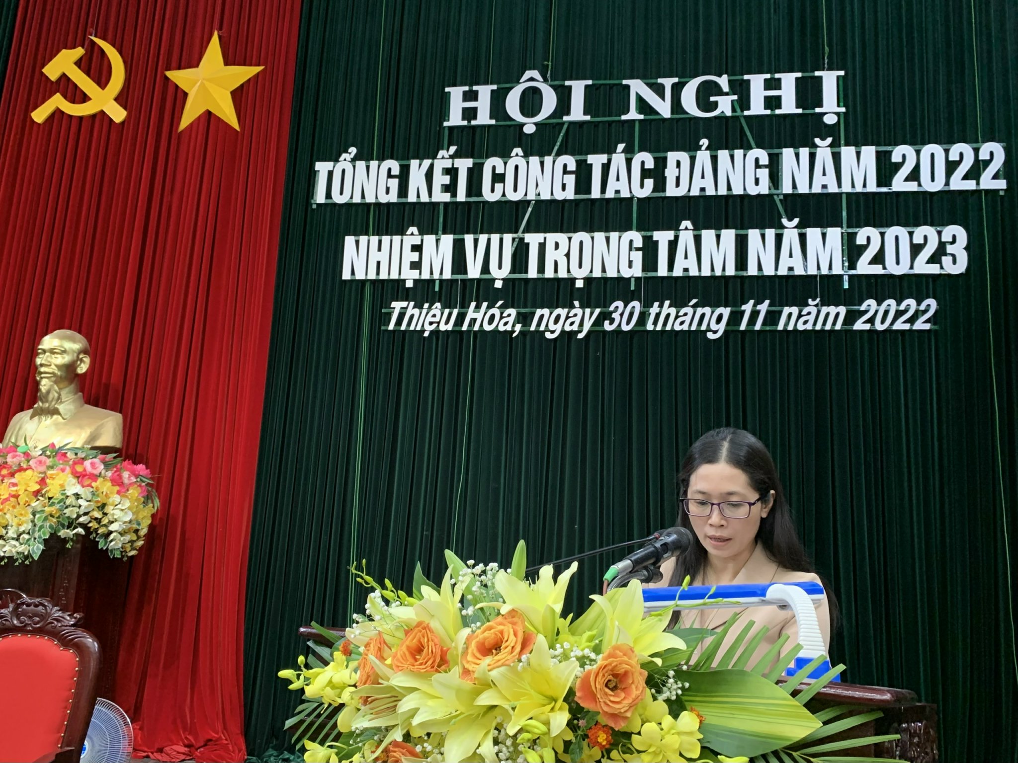 Đồng chí Đỗ Thị Thanh, Thường vụ Đảng ủy trình bầy Báo cáo kiểm điểm của Ban chấp hành