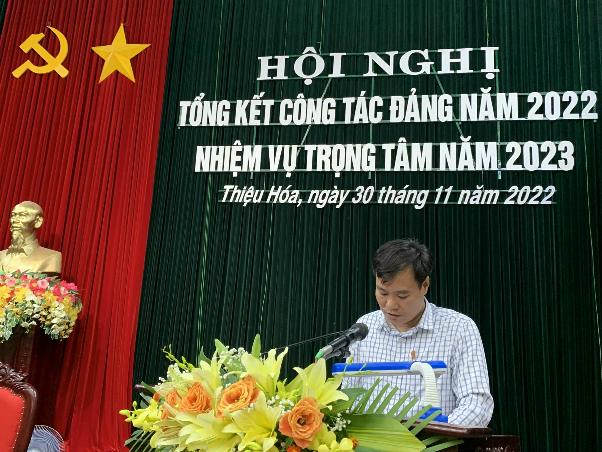Đồng chí Vũ Tuấn Minh, Phó Bí thư Đảng ủy trình bầy Báo cáo tổng kết
