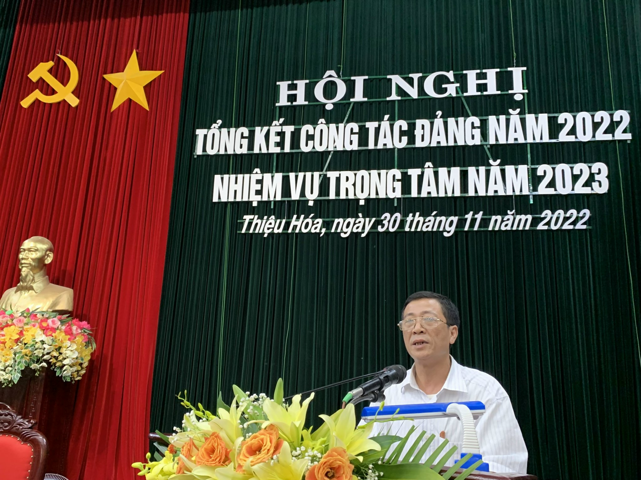 Đồng chí Nguyễn Đức Hiểu, Bí thư Chi bộ Văn phòng HĐND và UBND huyện tham gia thảo luận tại hội nghị