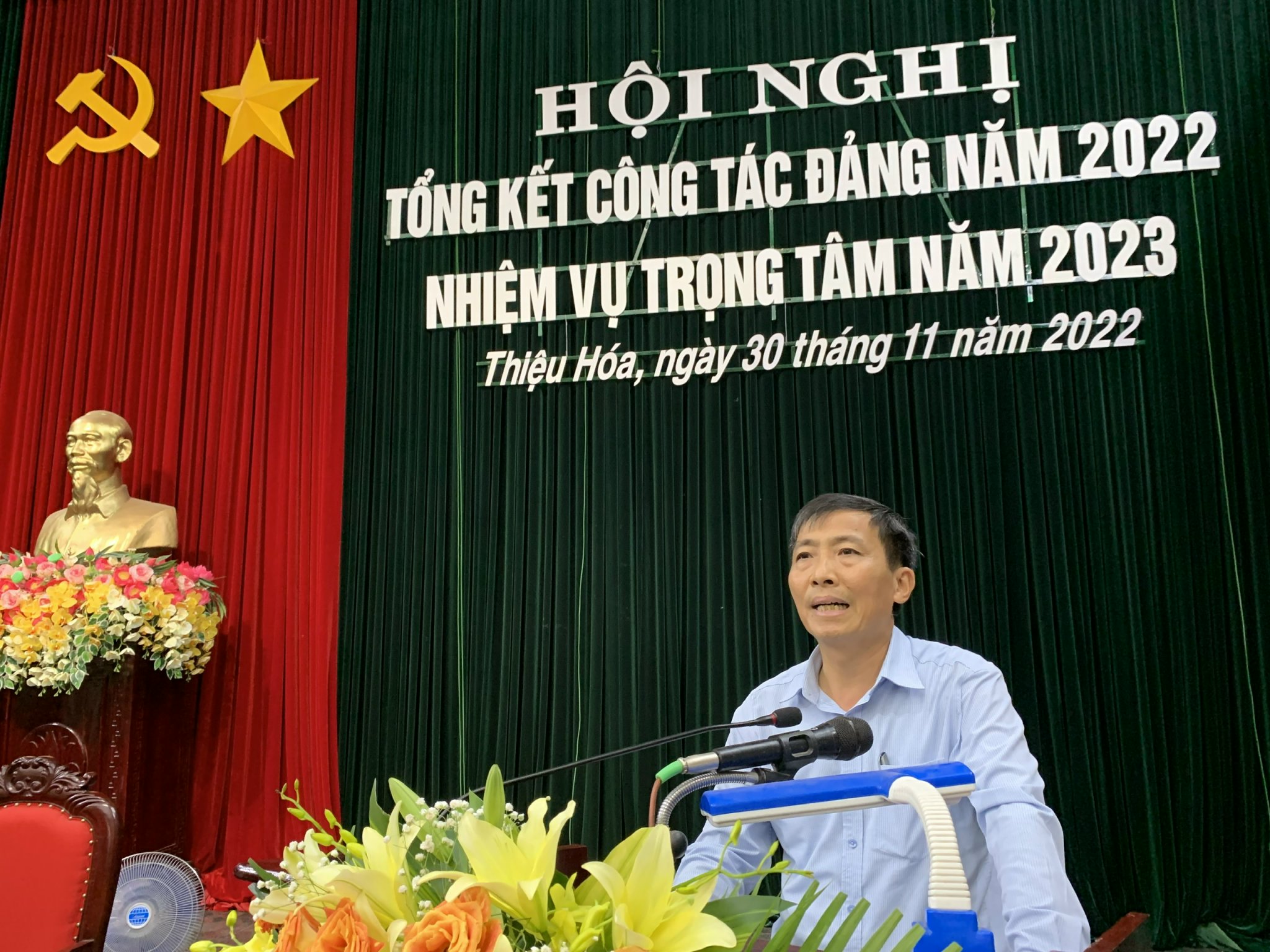 Đồng chí Hách Xuân Thành, Bí thư Chi bộ Trung tâm Văn hóa, Chủ tịch Công đoàn cơ quan tham gia thảo luận tại hội nghị