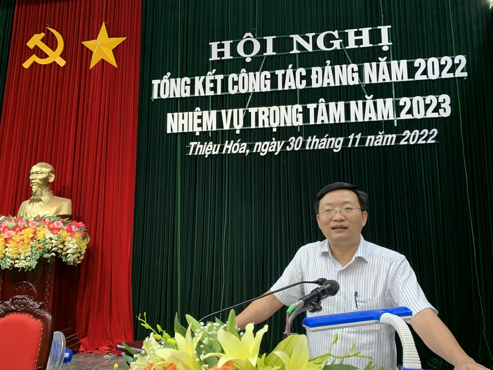 Đồng chí Nguyễn Thế Anh, Phó Bí thư Huyện ủy, Chủ tịch UBND huyện phát biểu chỉ đạo hội nghị