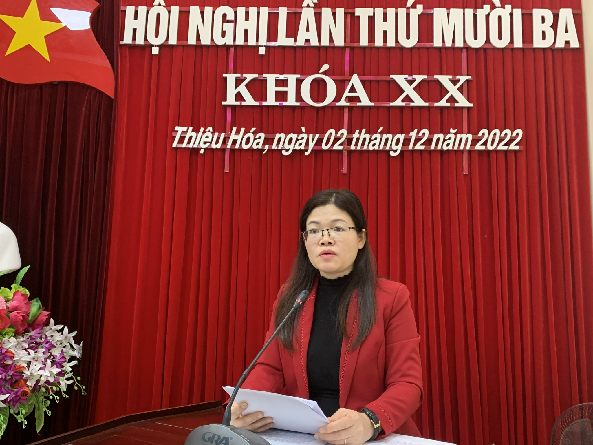 Đồng chí Lương Thị Hoa, Phó Bí thư Thường trực Huyện ủy trình bầy báo cáo Tổng kết thực hiện nhiệm vụ năm 2022