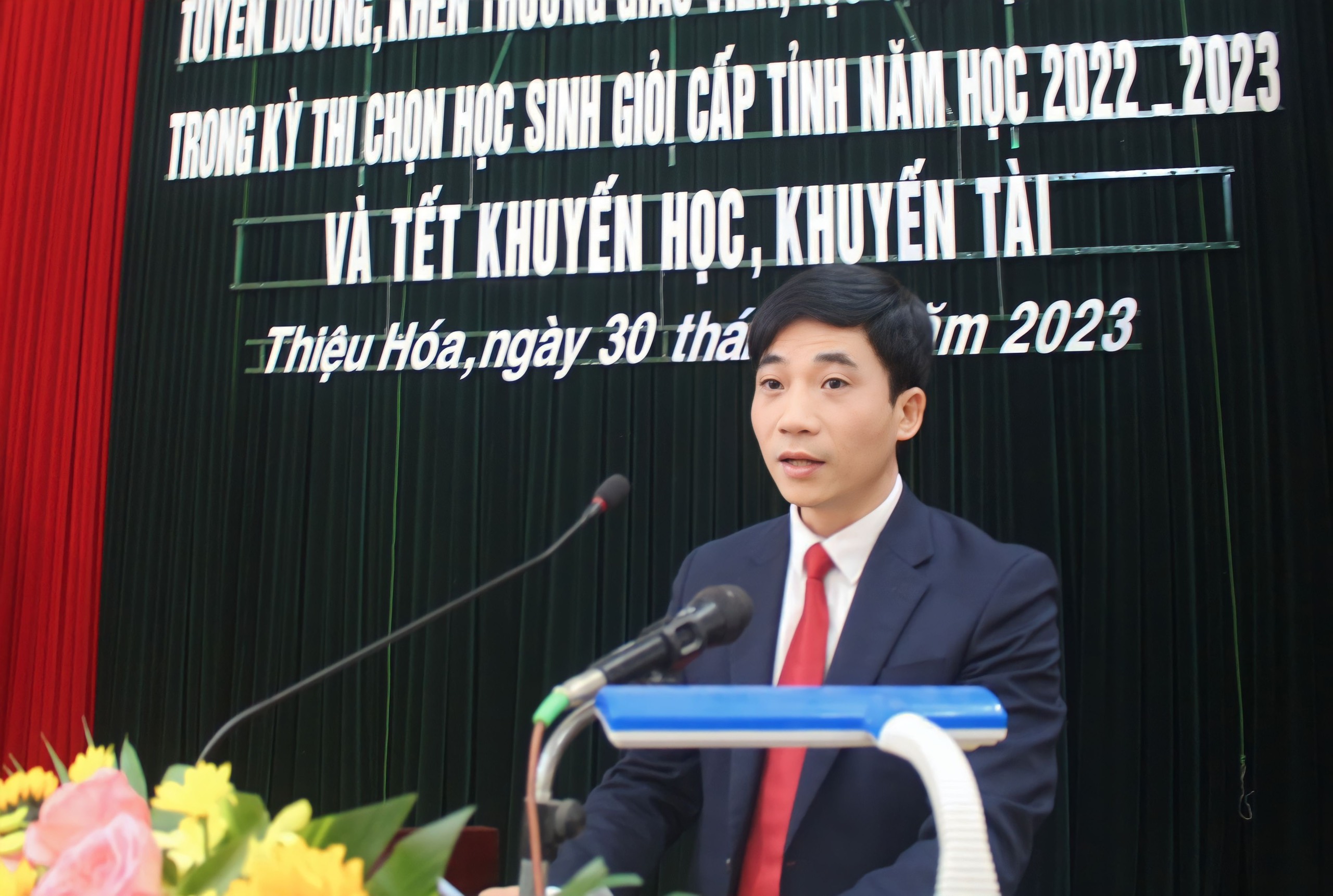 Đồng chí Hoàng Văn Lực, Phó Chủ tịch UBND huyện khai mạc hội nghị; báo cáo tóm tắt kết quả học sinh giỏi, triển khai tết khuyến học, khuyến tài