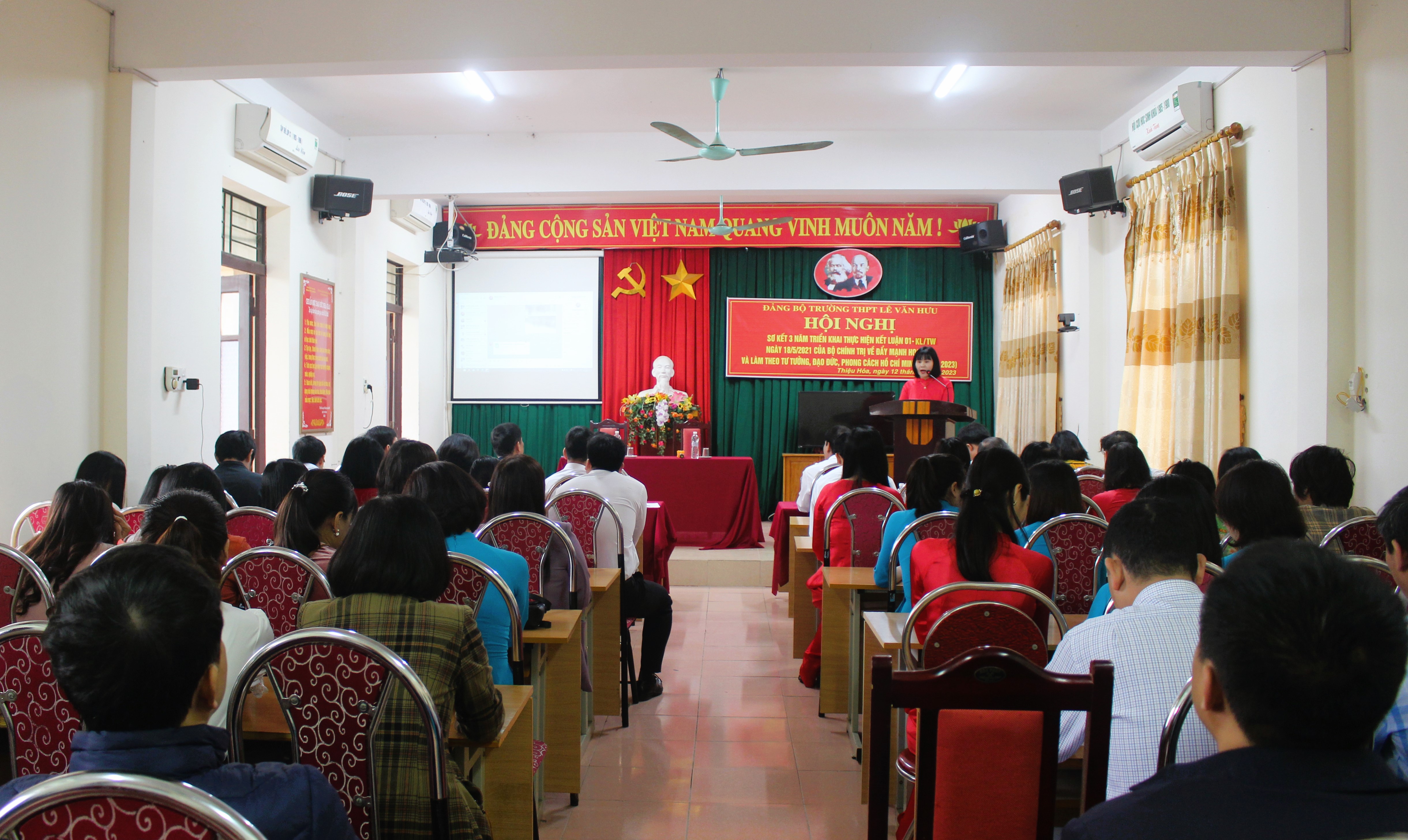 Toàn cảnh hội nghị.
