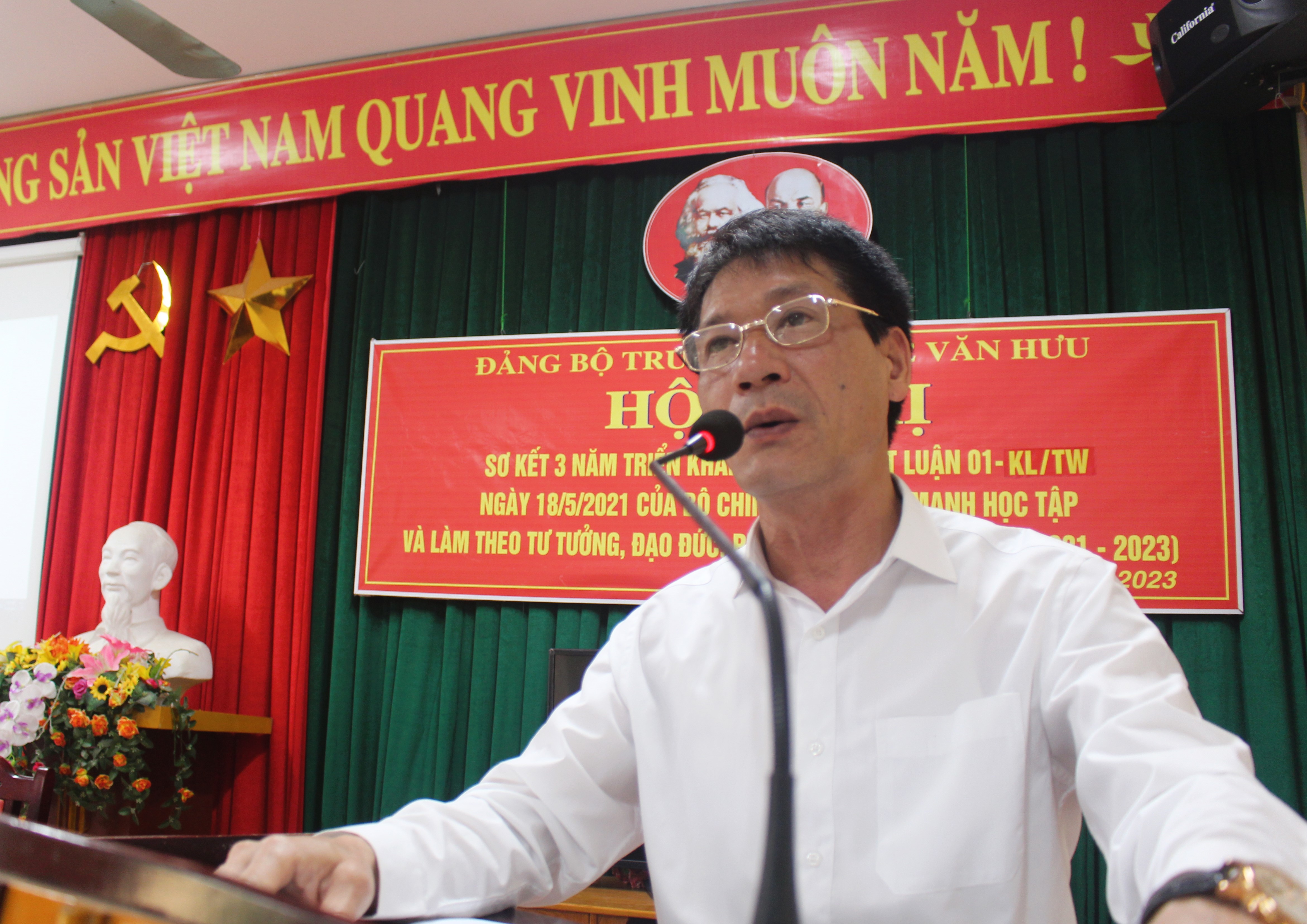 Đồng chí Phó Hiệu trưởng trường THPT Lê Văn Hưu trình bày báo cáo tại hội nghị.