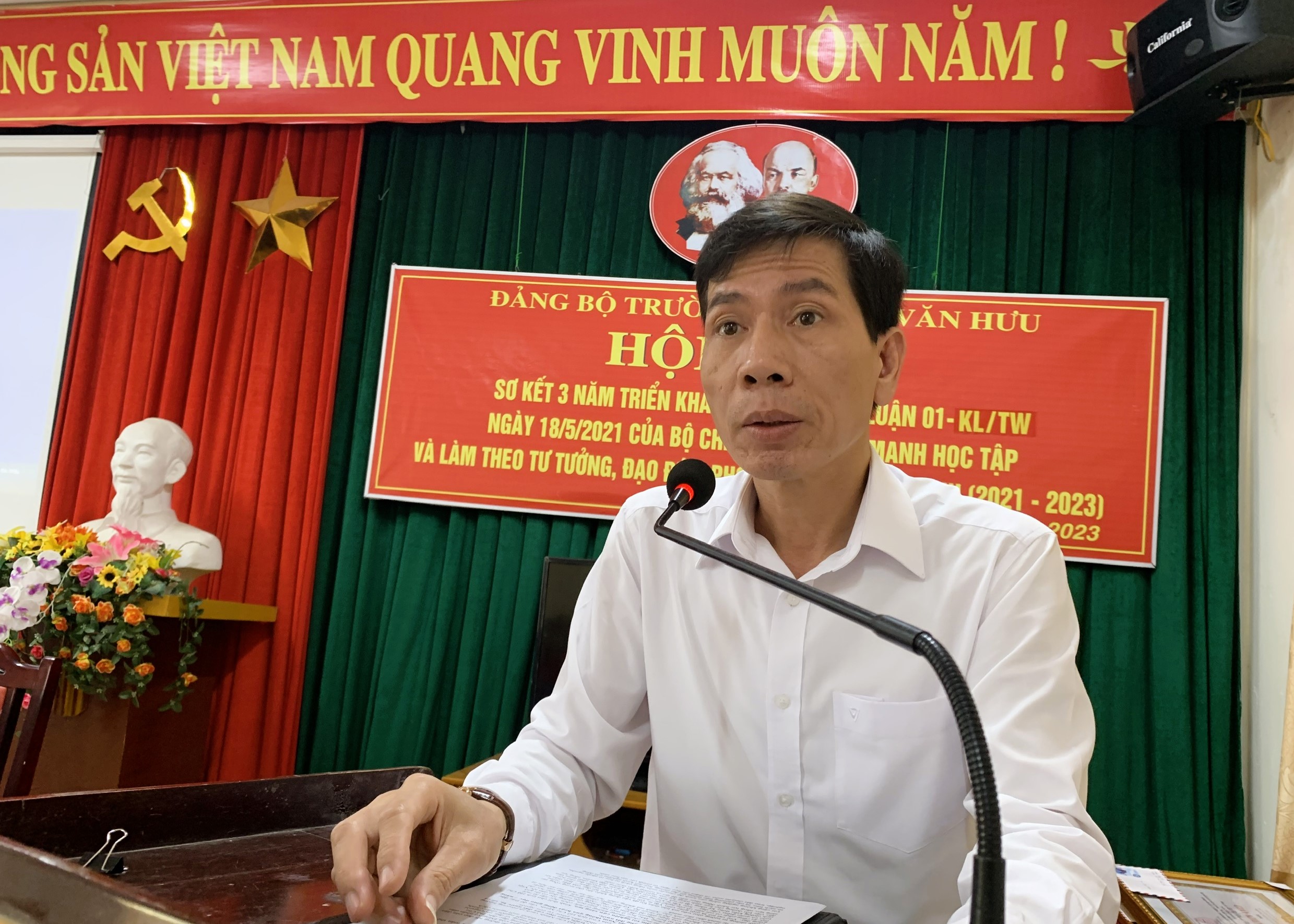 Đại biểu tham luận tại hội nghị.
