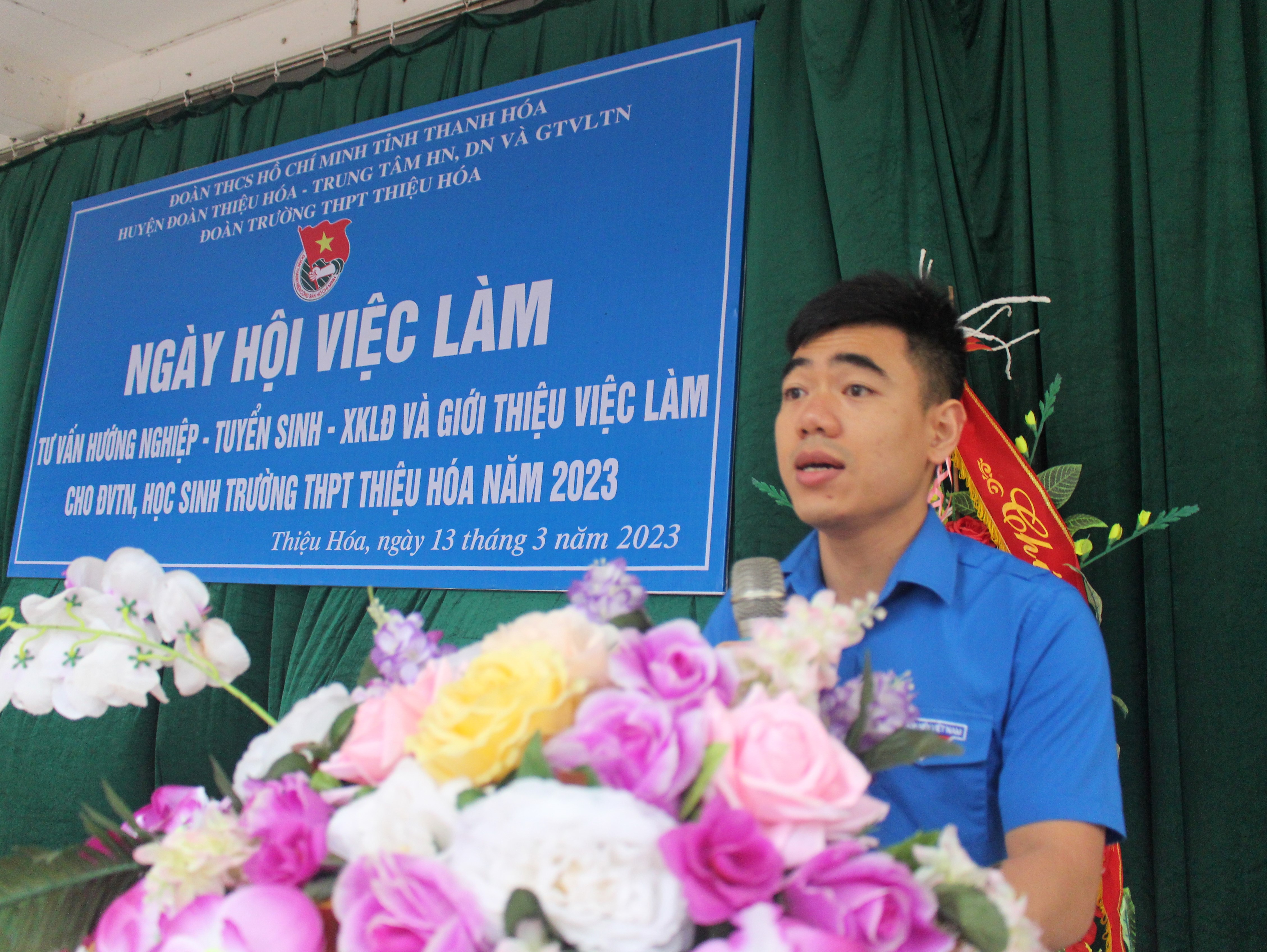 Đồng chí Nguyễn Duy Nhất, Phó Bí thư Huyện đoàn phát biểu tại Ngày hội việc làm.