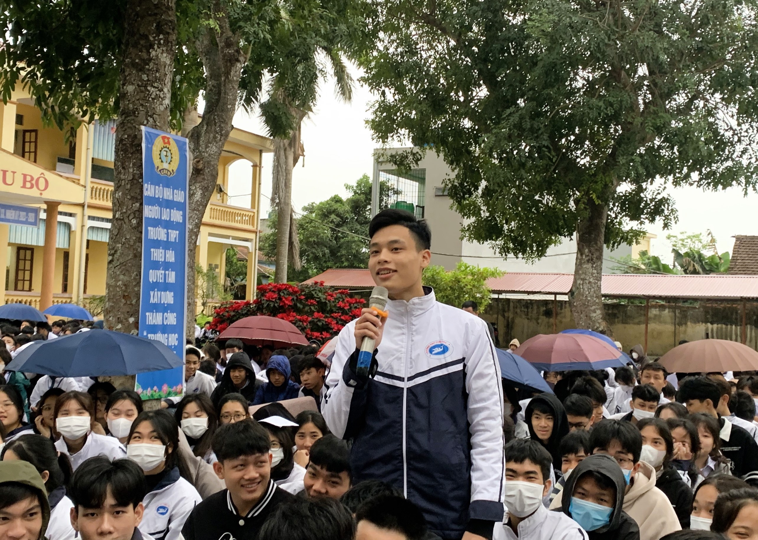 Học sinh trường THPT Thiệu Hóa đặt câu hỏi tại ngày hội tư vấn tuyển sinh.