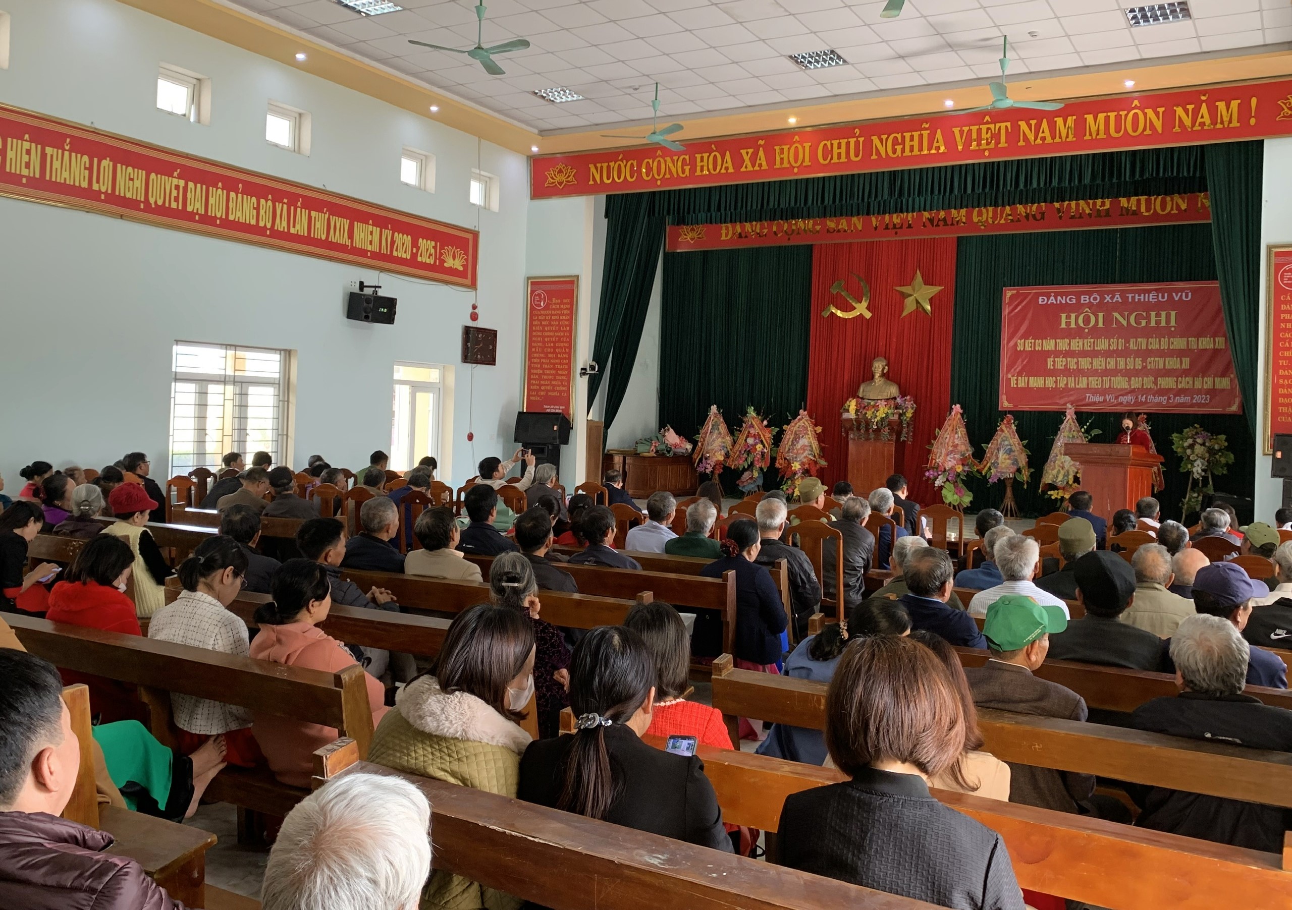 Toàn cảnh hội nghị.