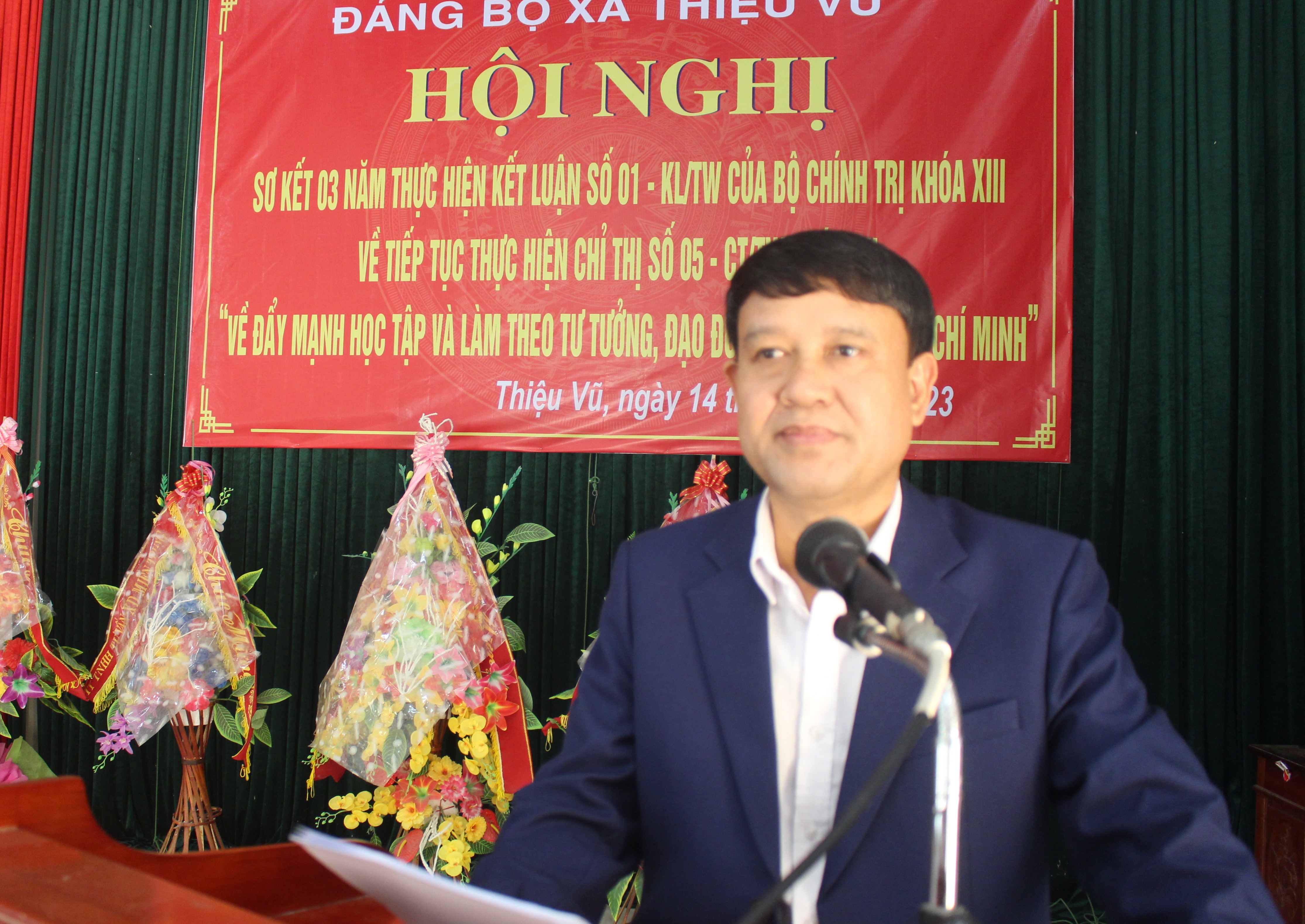 Đồng chí Phó Bí thư trực Đảng trình bày báo cáo tại hội nghị.