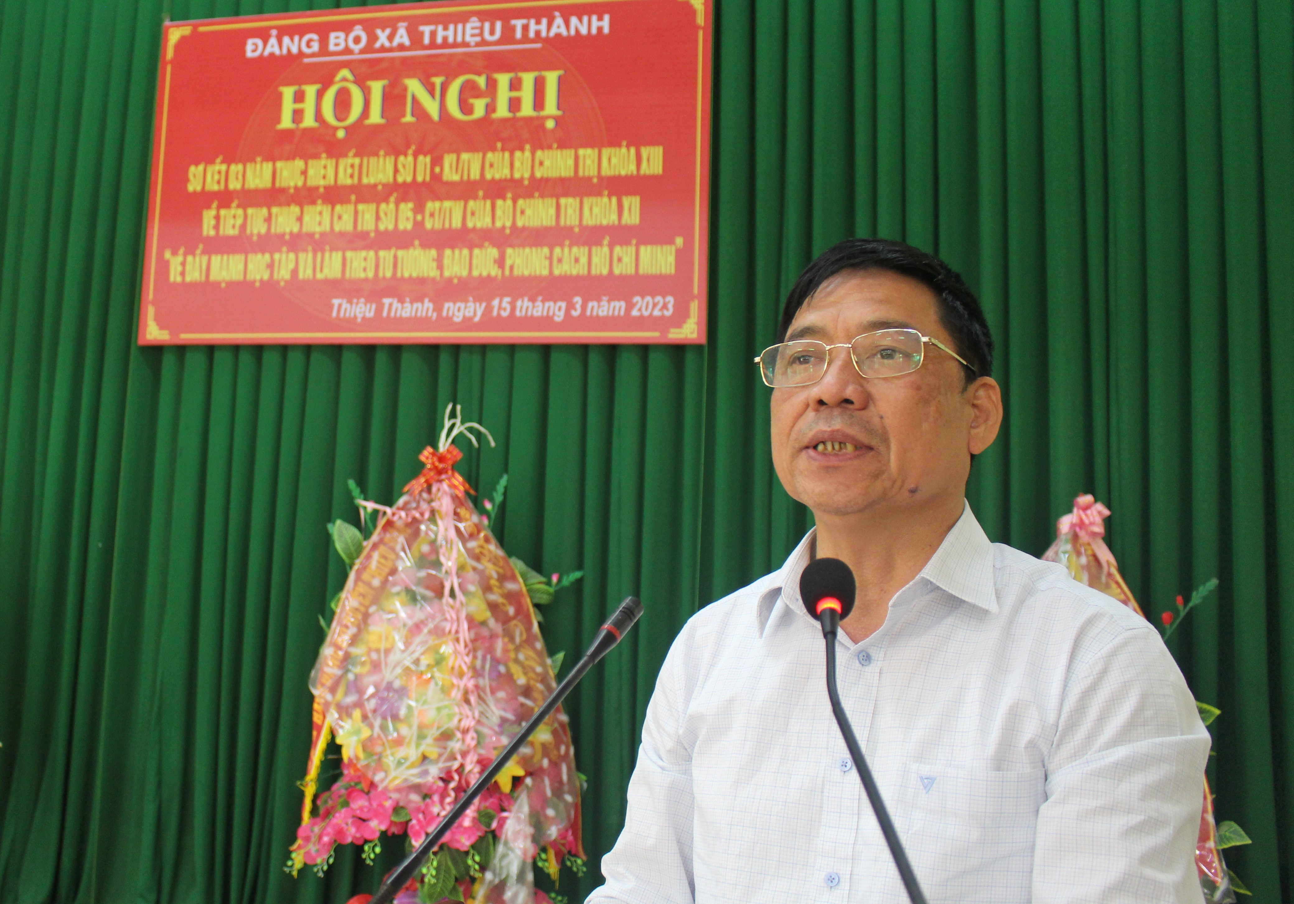 Đồng chí Nguyễn Duy Thứ, Trưởng Ban Tuyên giáo Huyện ủy phát biểu chỉ đạo tại hội nghị.