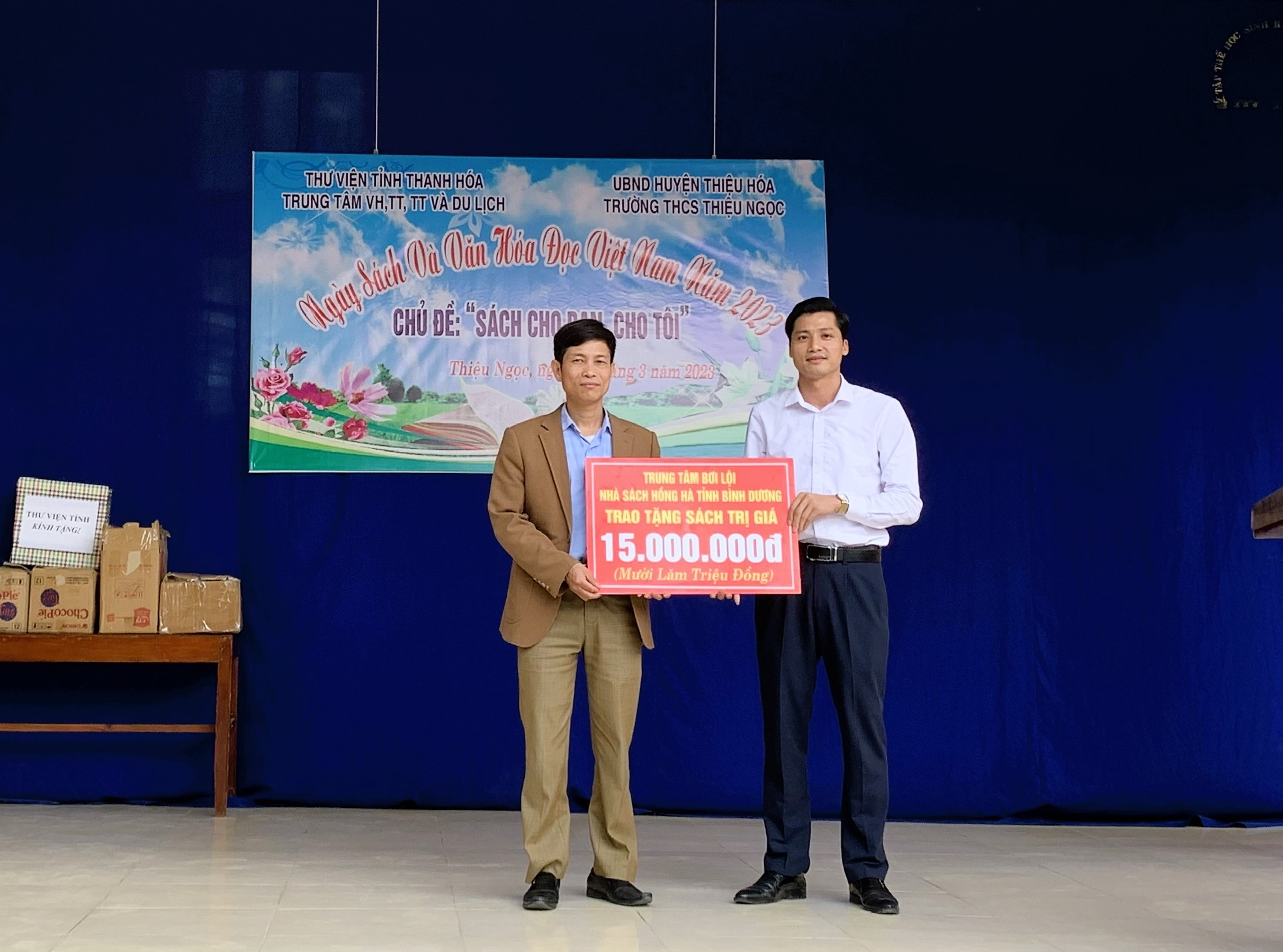 Trung tâm bơi lội - Nhà sách Hồng Hà tỉnh Bình Dương trao tặng sách cho trường THCS Thiệu Ngọc và trường TH&THCS Thiệu Minh.