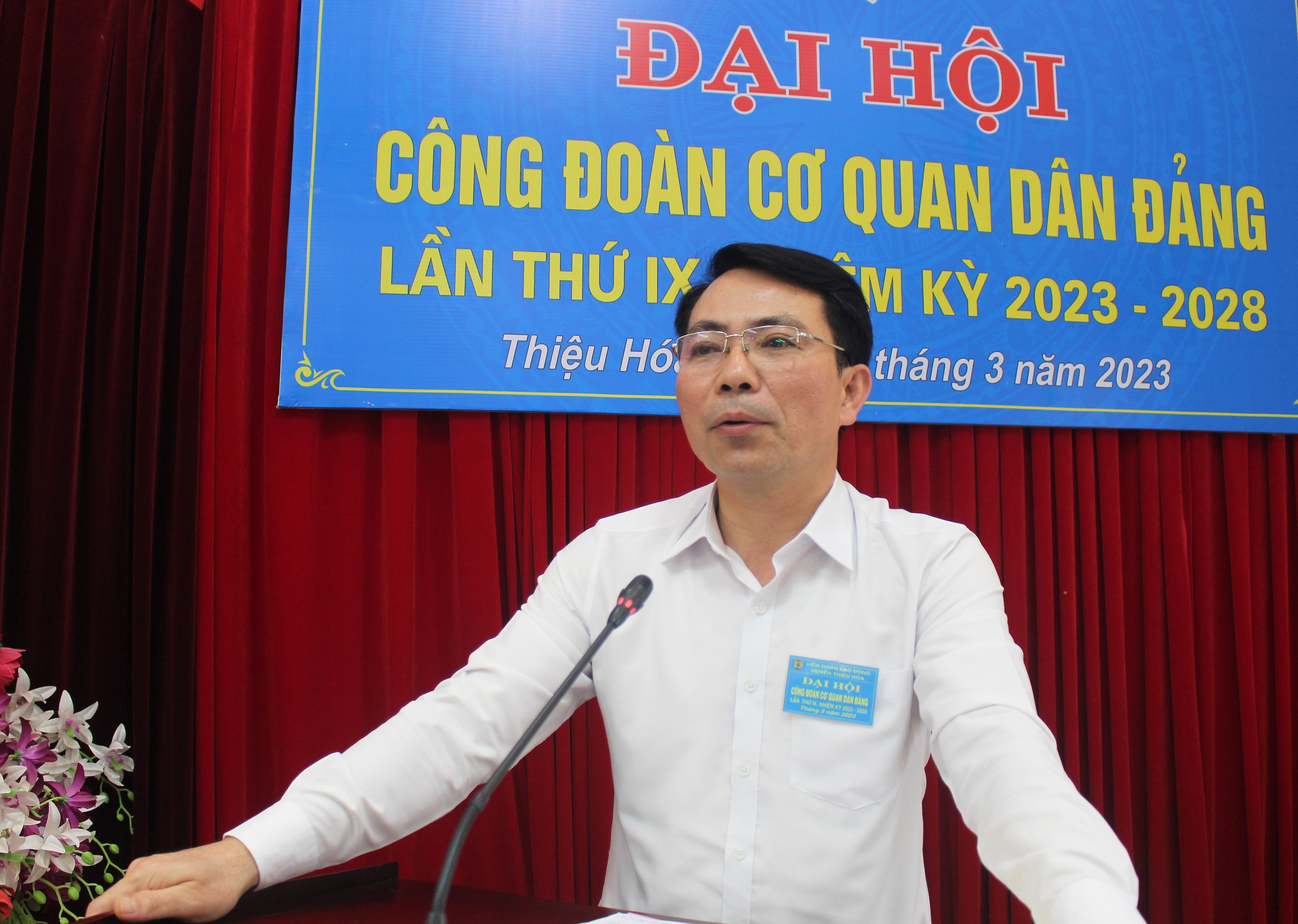 Đồng chí Đỗ Ngọc Luân, Trưởng Ban Tổ chức Huyện ủy phát biểu chỉ đạo tại đại hội.
