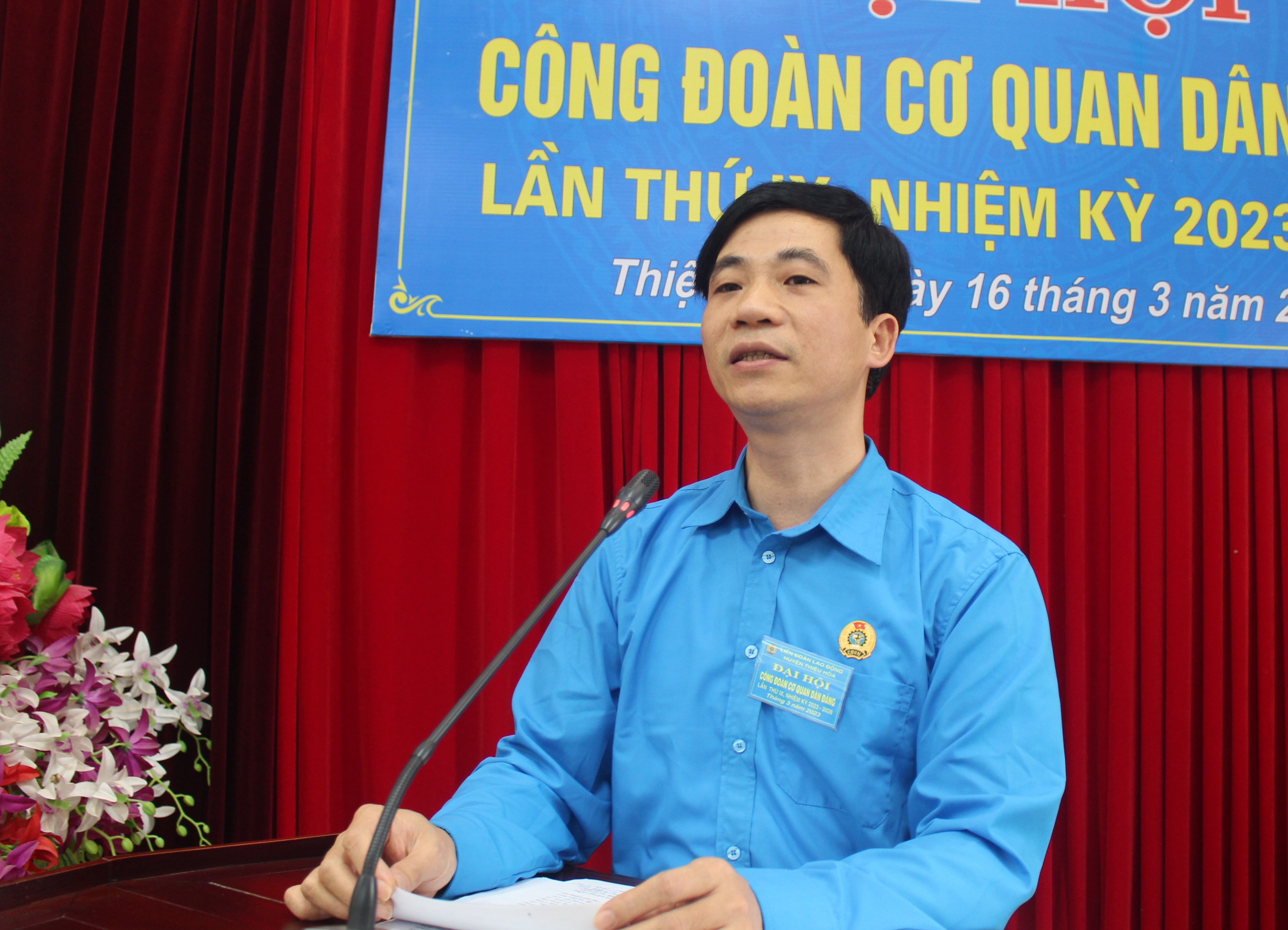 Đồng chí Hoàng Văn Lực, Chủ tịch Liên đoàn lao động huyện Thiệu Hóa phát biểu tại đại hội.