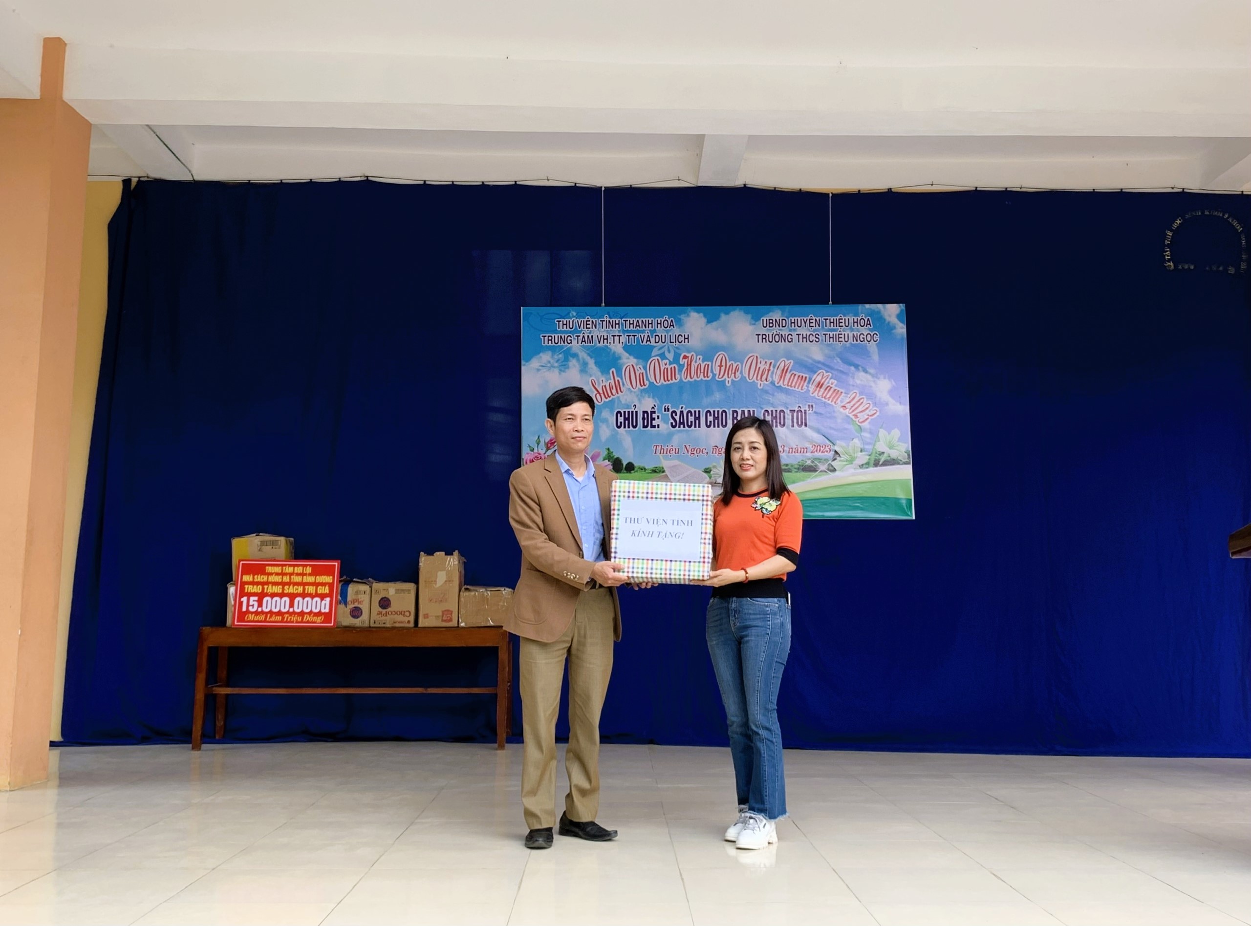 Thư viện tỉnh Thanh Hóa tặng sách cho trường THCS Thiệu Ngọc và trường TH&THCS Thiệu Minh.