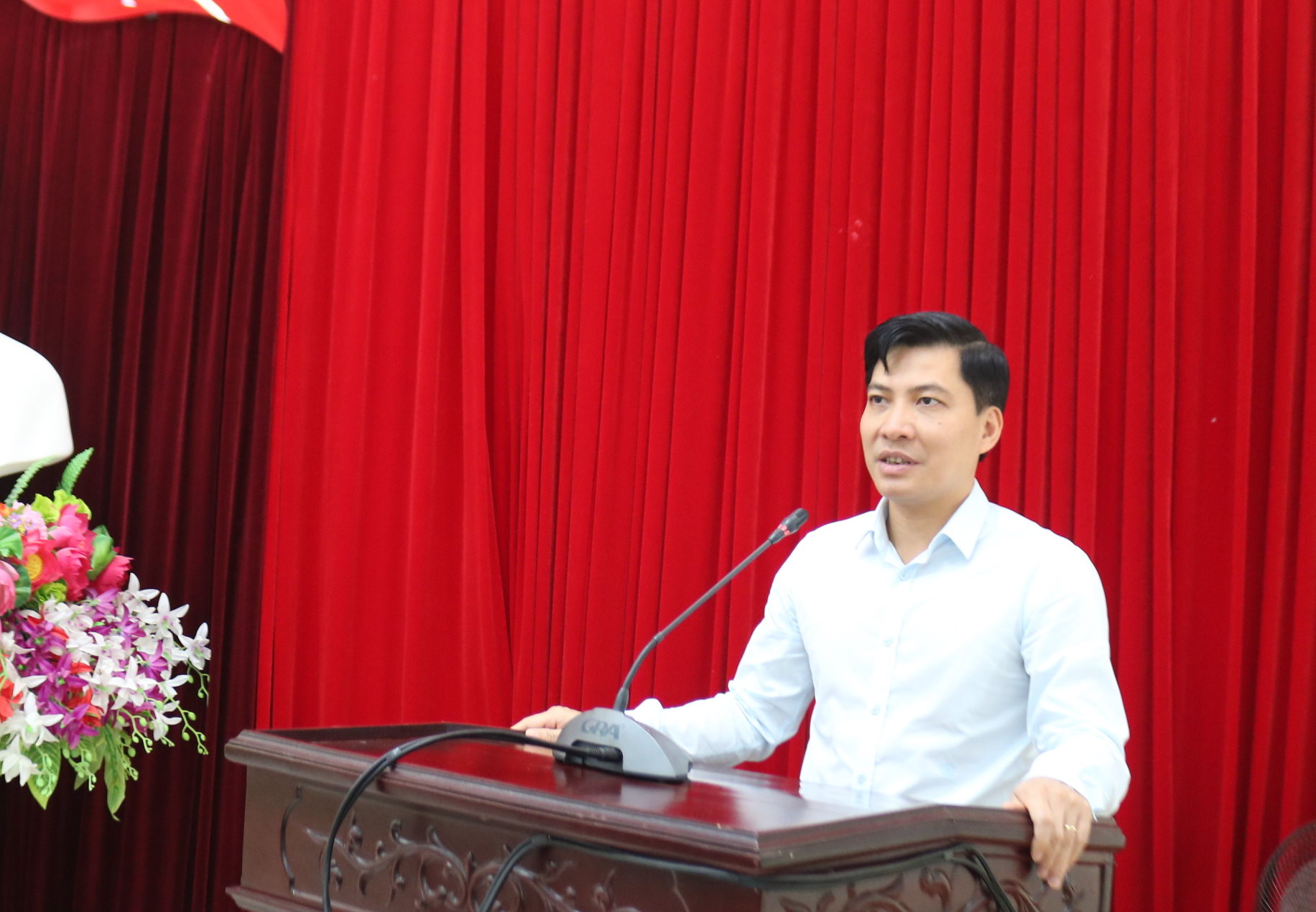 Bí thư Huyện uỷ, Chủ tịch HĐND huyện Nguyễn Văn Biện phát biểu giao nhiệm vụ cho đồng chí Đỗ Thế Bằng