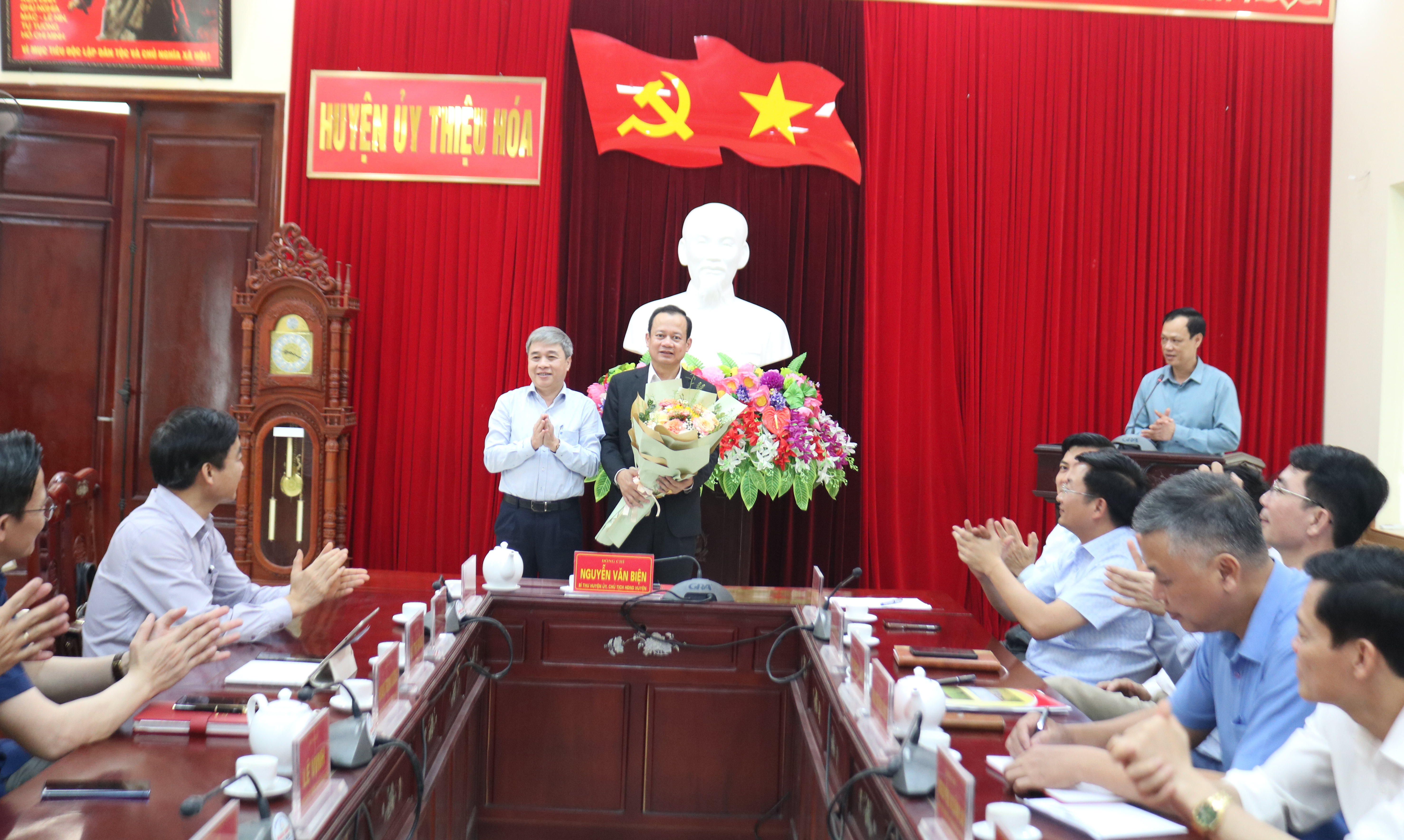 Đồng chí Phạm Mai Anh, Phó Trưởng Ban Tuyên giáo Tỉnh uỷ chúc mừng đồng chí Đỗ Thế Bằng nhận nhiệm vụ mới