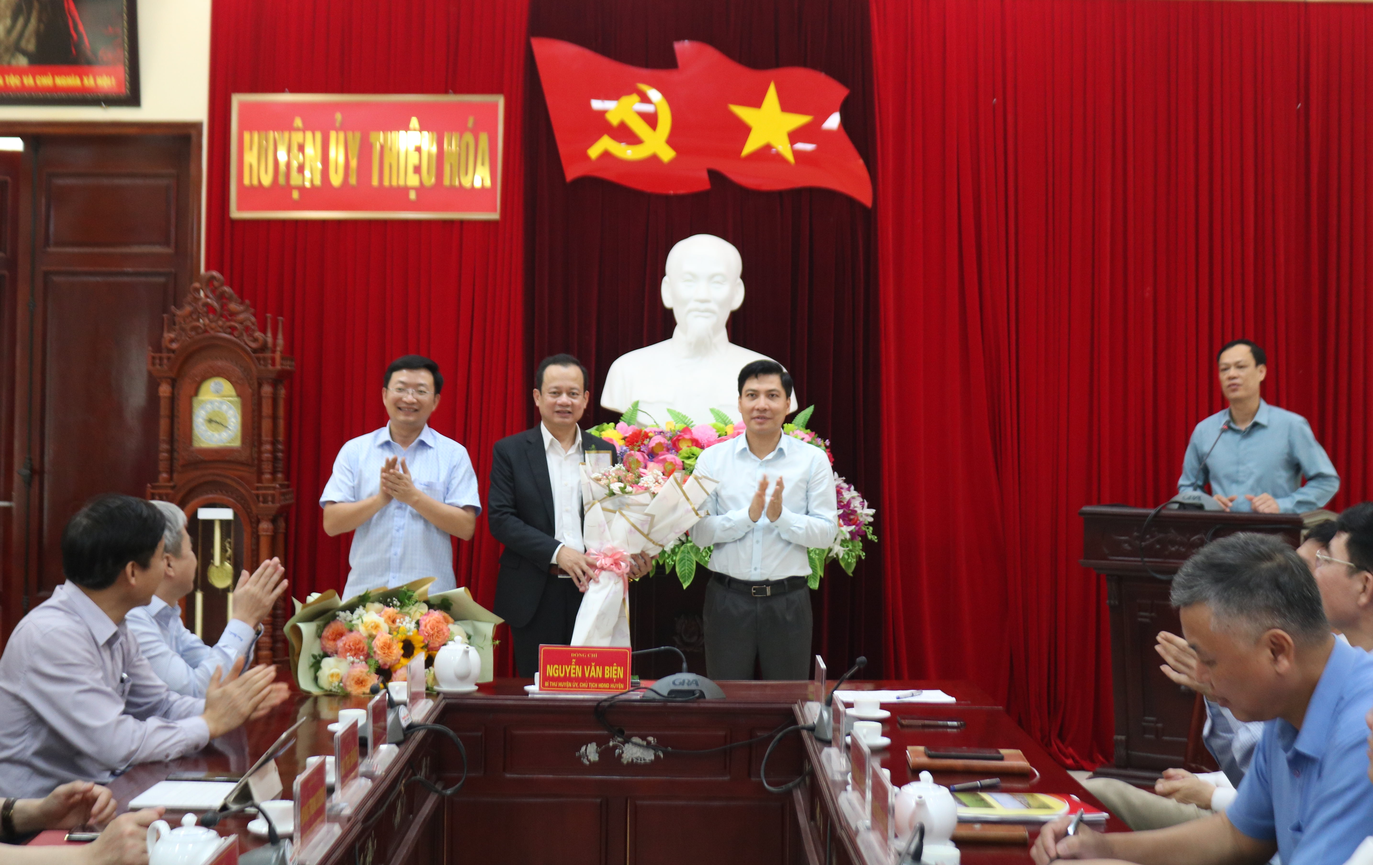 Các đồng chí lãnh đạo huyện Thiệu Hoá chúc mừng đồng chí Đỗ Thế Bằng, được bầu giữ chức Phó Bí thư Thường trực Huyện uỷ Thiệu Hoá, nhiệm kỳ 2020-2025.