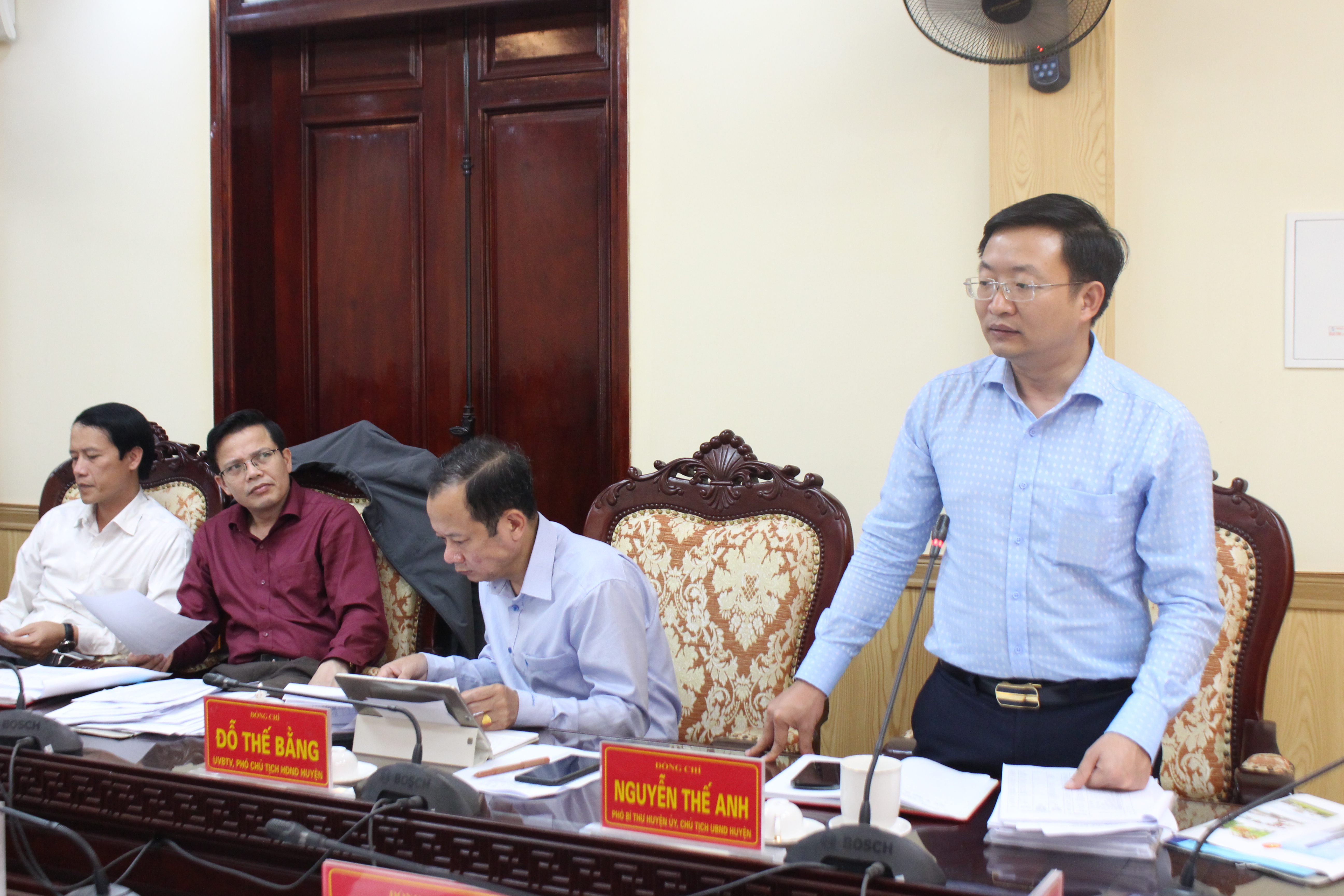 Đồng chí Nguyến Thế Anh, Phó Bí thư, CT UBND huyện báo cáo tại hội nghị