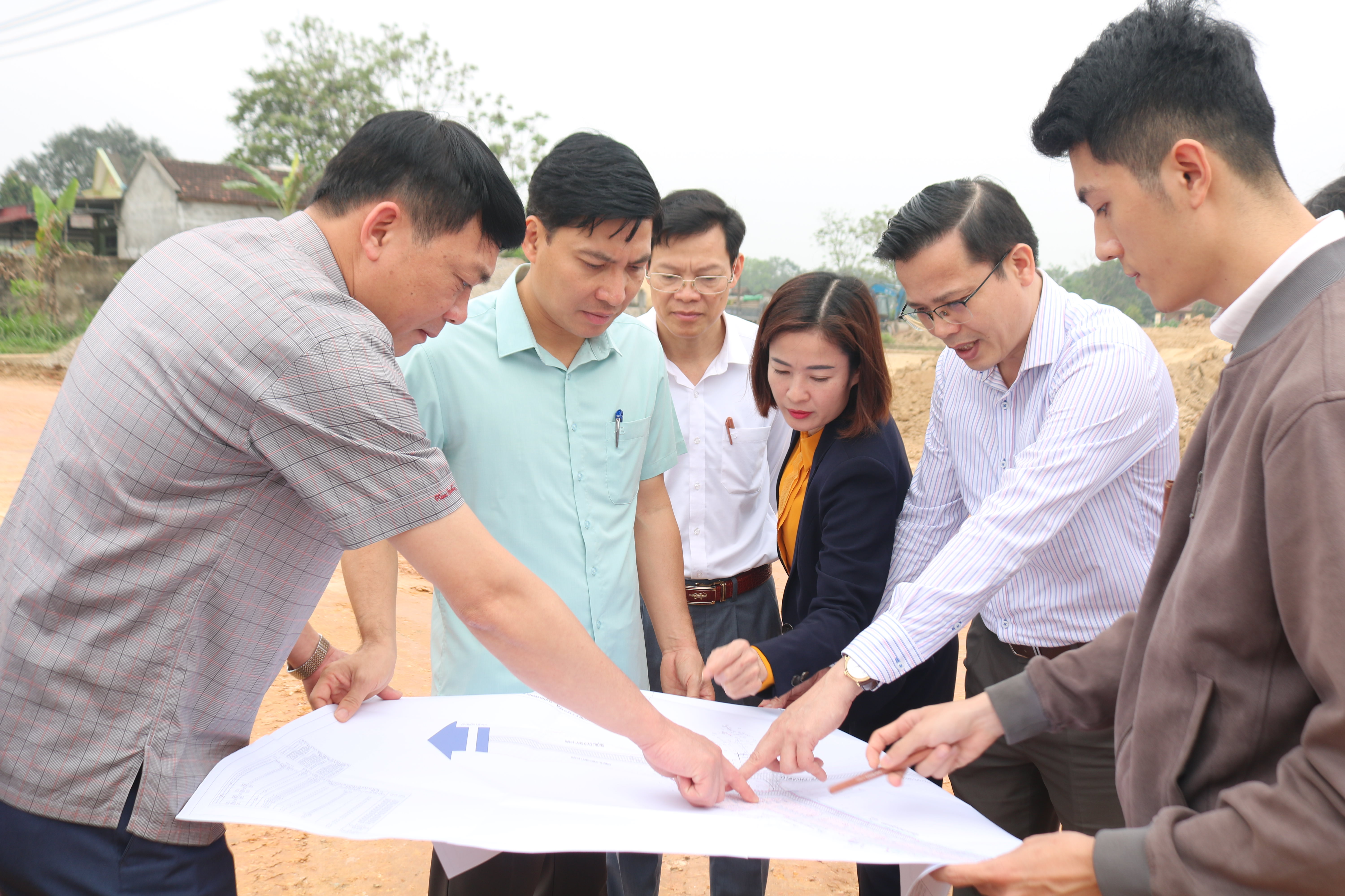 Bí thư huyện uỷ cùng đoàn công tác kiểm tra tiến độ thi công hạ tầng kỹ thuật Dự án khu định cư cho đồng bào sinh sống trên sông chưa có đất ở và dân cư mới