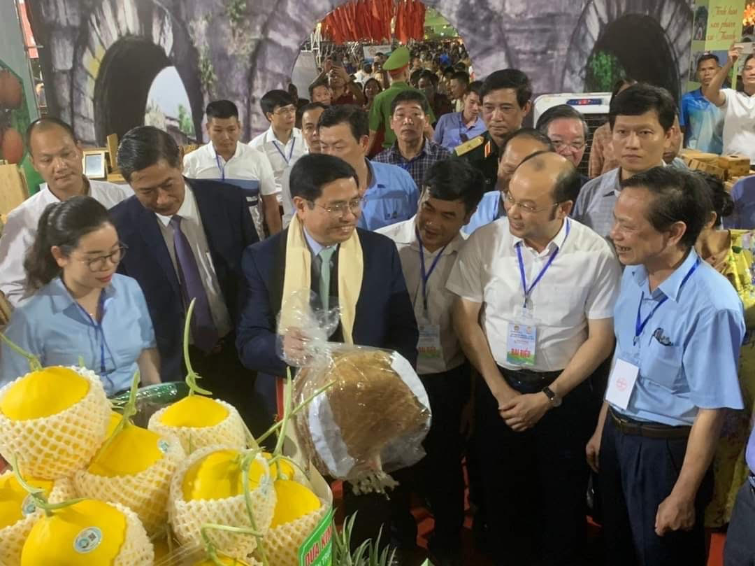 Thủ tướng Chính Phủ Phạm Minh Chính tham quan gian hàng trưng bày sản phẩm bánh đa, xã Tân Châu