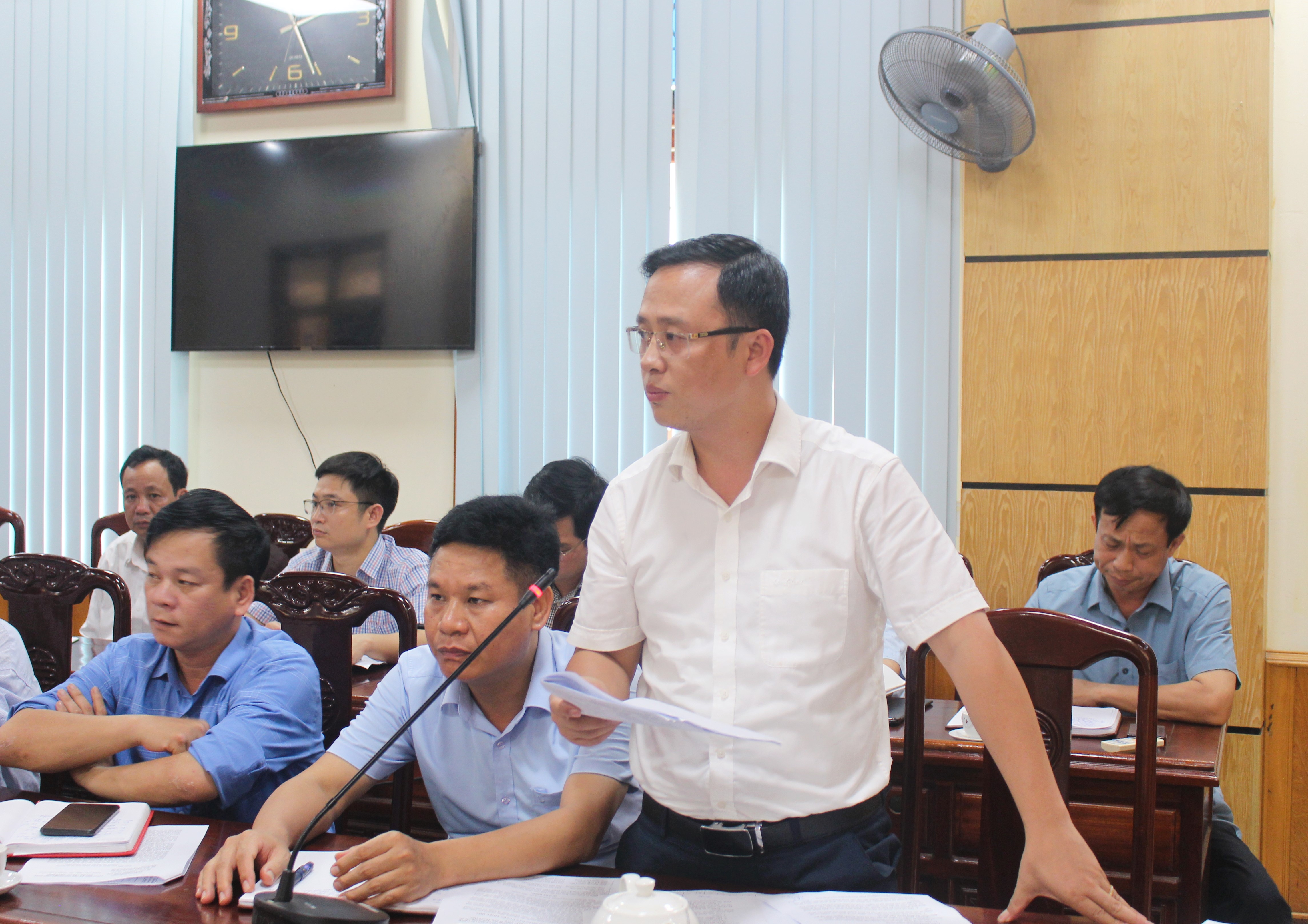 Đồng chí Trịnh Đình Tùng, Trưởng phòng Kinh tế - Hạ tầng báo cáo tóm tắt kết quả thực hiện giải tỏa hành lang, lấn chiếm lòng, lề đường và phát triển doanh nghiệp trên địa bàn huyện Thiệu Hóa.