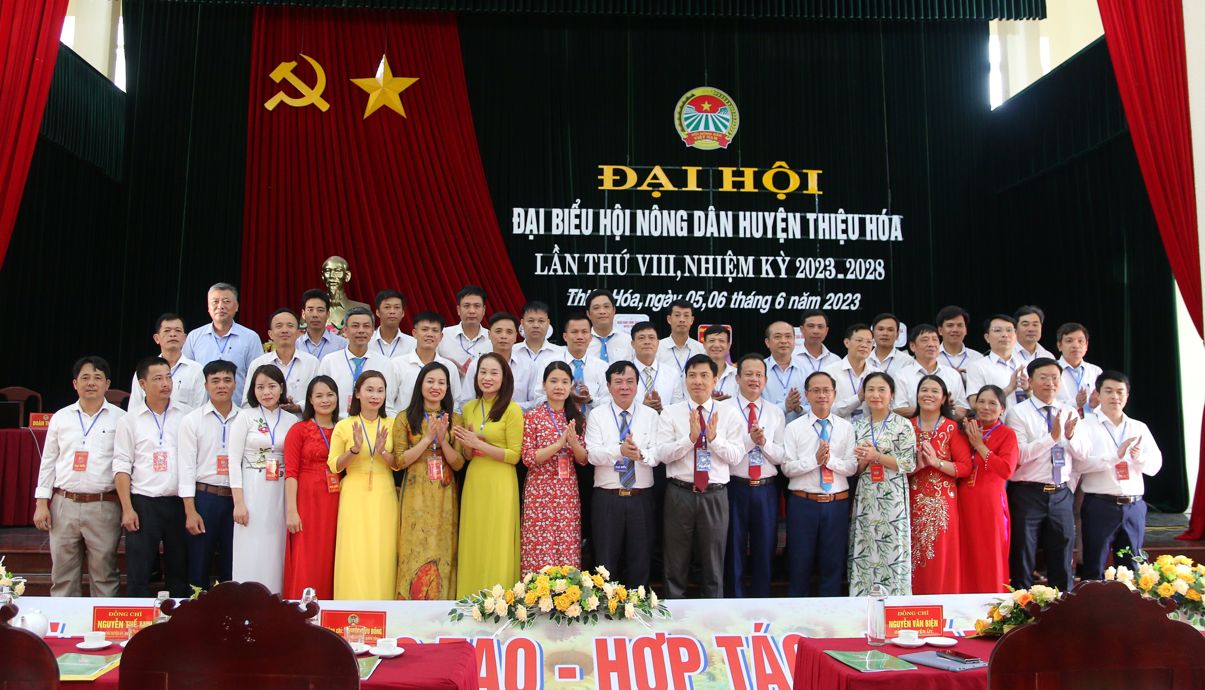 Các đồng chí lãnh đạo tỉnh hội và lãnh đạo huyện chụp ảnh cùng BCH khoá VIII
