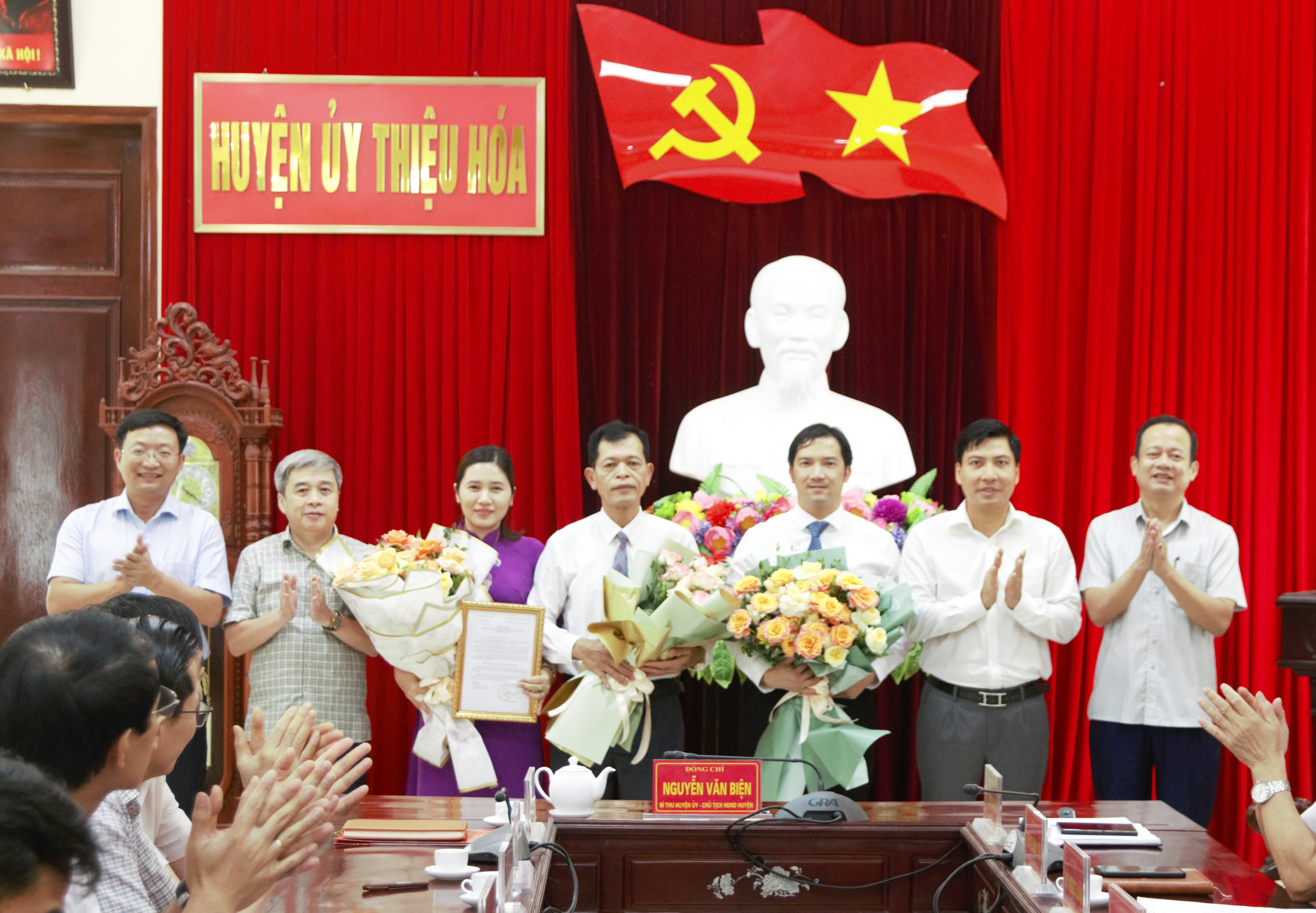 Các đồng chí lãnh đạo huyện chúc mừng các đồng chí được bầu bổ sung vào Ban Thường vụ Huyện uỷ, tham gia Ban Chấp hành Đảng bộ huyện Thiệu Hoá khoá XX, nhiệm kỳ 2020-2025