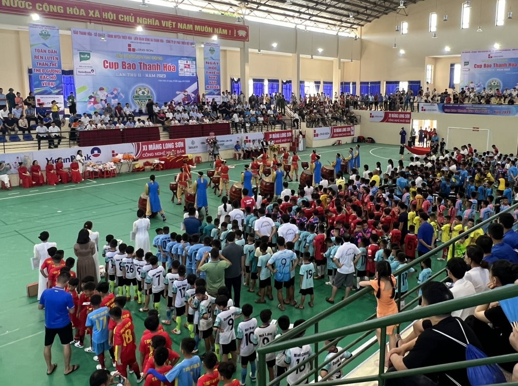 Đông đảo khán giả đến cổ vũ các cầu thủ thi đấu