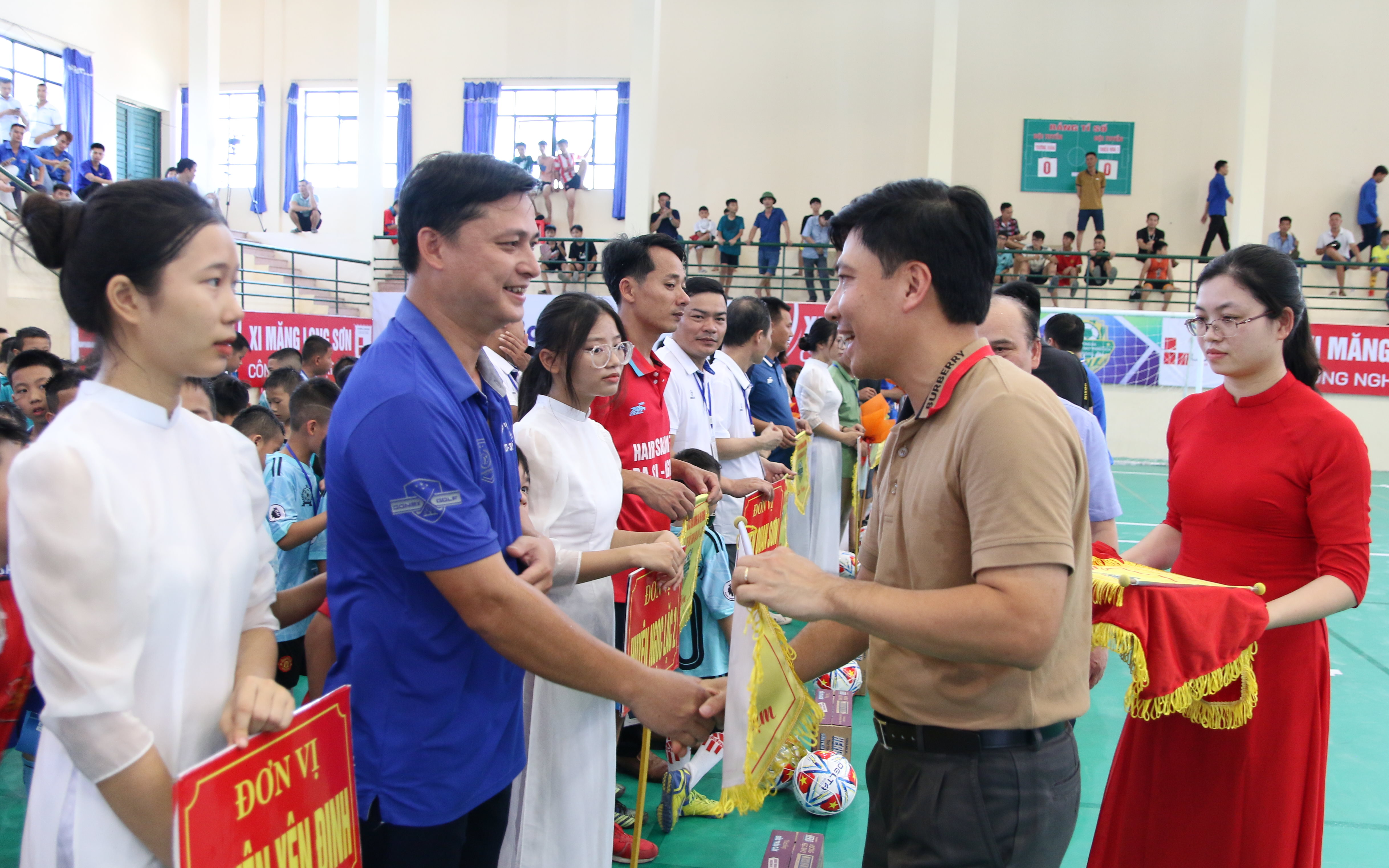Bí thư Huyện ủy, Chủ tịch HĐND huyện Nguyễn Văn Biện trao cờ lưu niệm cho các đội tham gia 