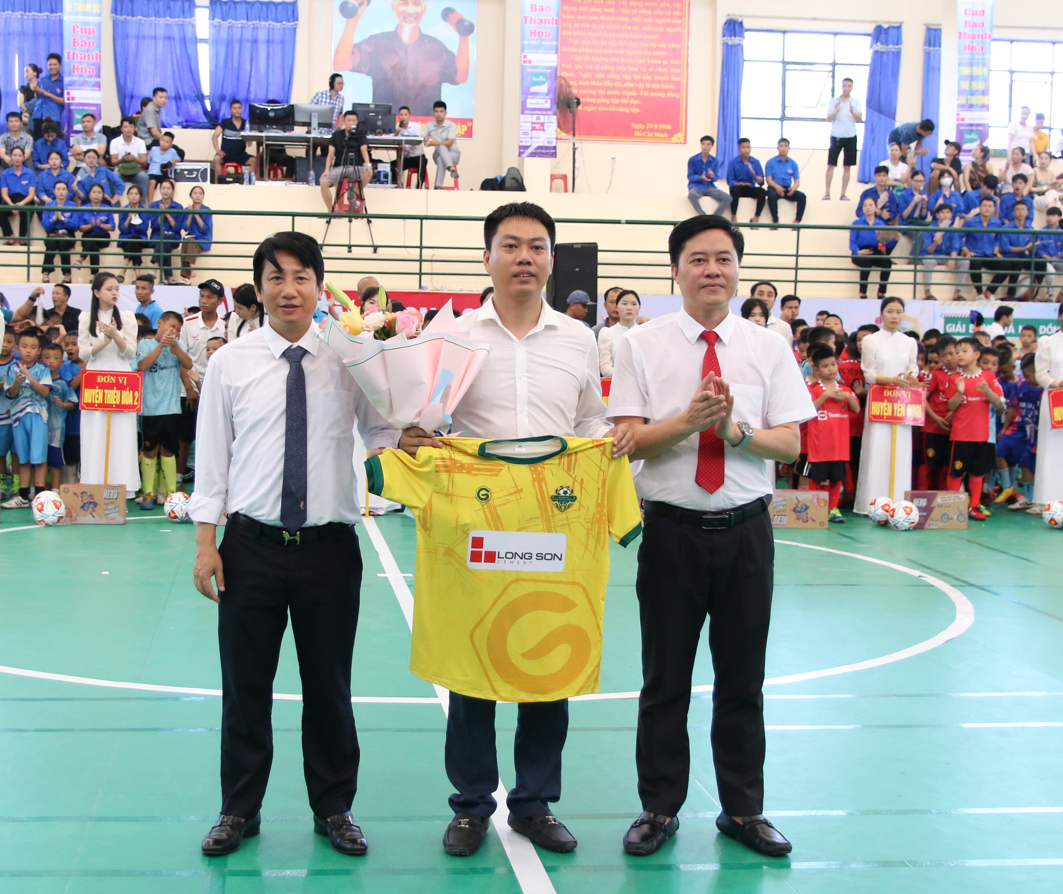 Ban tổ chức tặng áo đấu cho Nhà tài trợ kim cương Công ty Xi măng Long Sơn