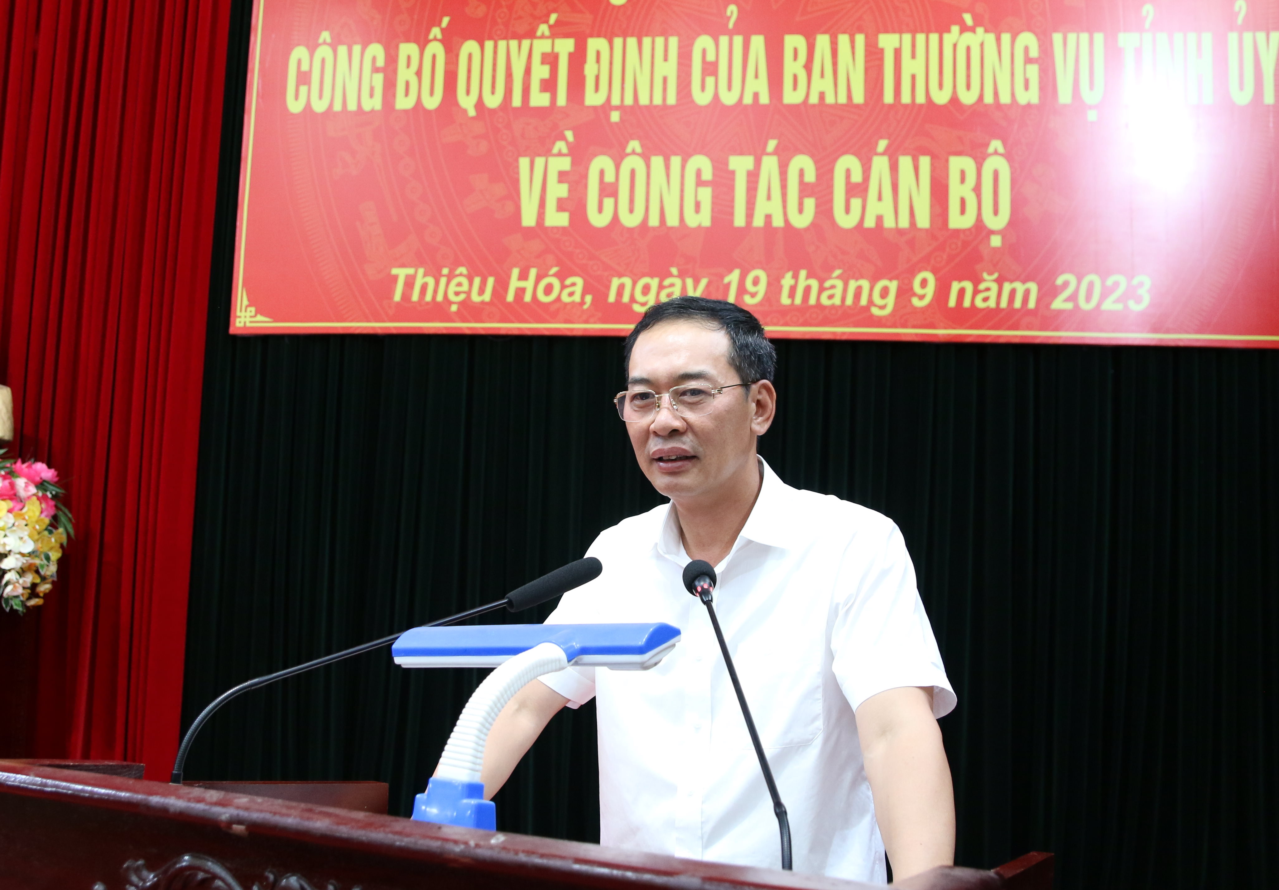 Đồng chí Trịnh Tuấn Sinh chúc mừng và giao nhiệm vụ cho 2 đồng chí