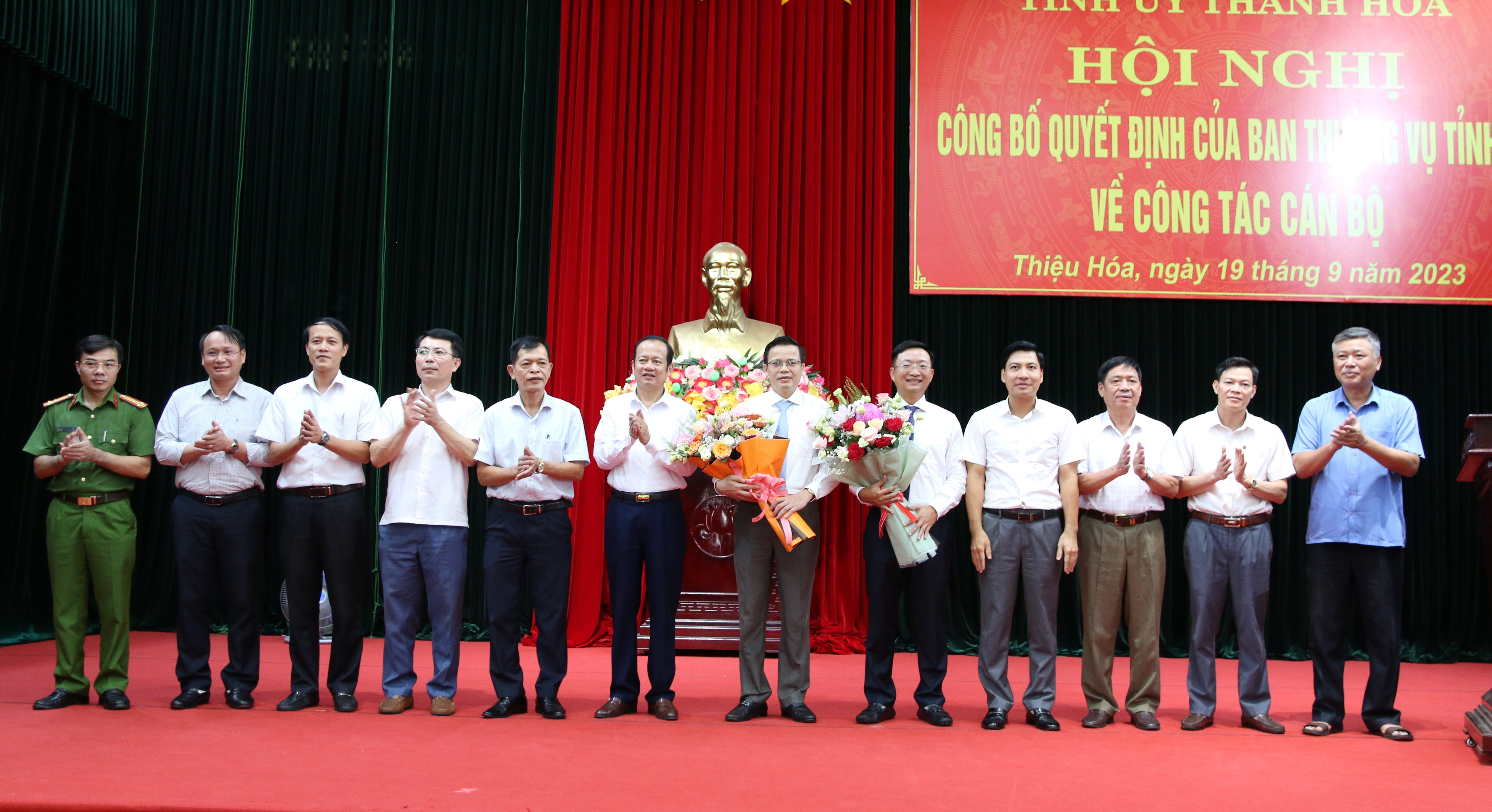 Ban Thường vụ Huyện uỷ và lãnh đạo UBND huyện tặng hoa chúc mừng đồng chí Nguyễn Thế Anh và đồng chí Hoàng Trọng Cường