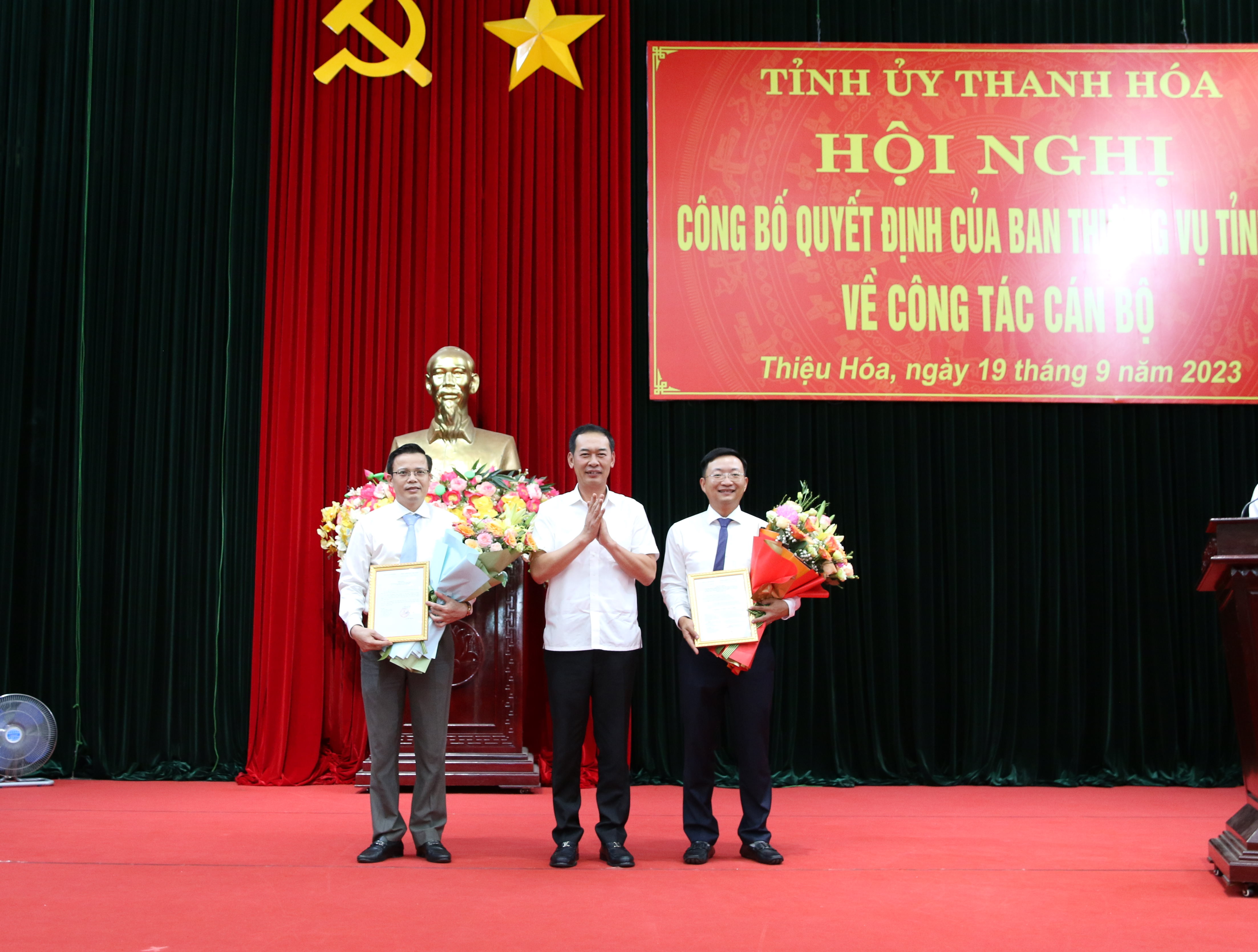 Đồng chí Trịnh Tuấn Sinh trao quyết định và tặng hoa cho đồng chí Nguyễn Thế Anh và đồng chí Hoàng Trọng Cường