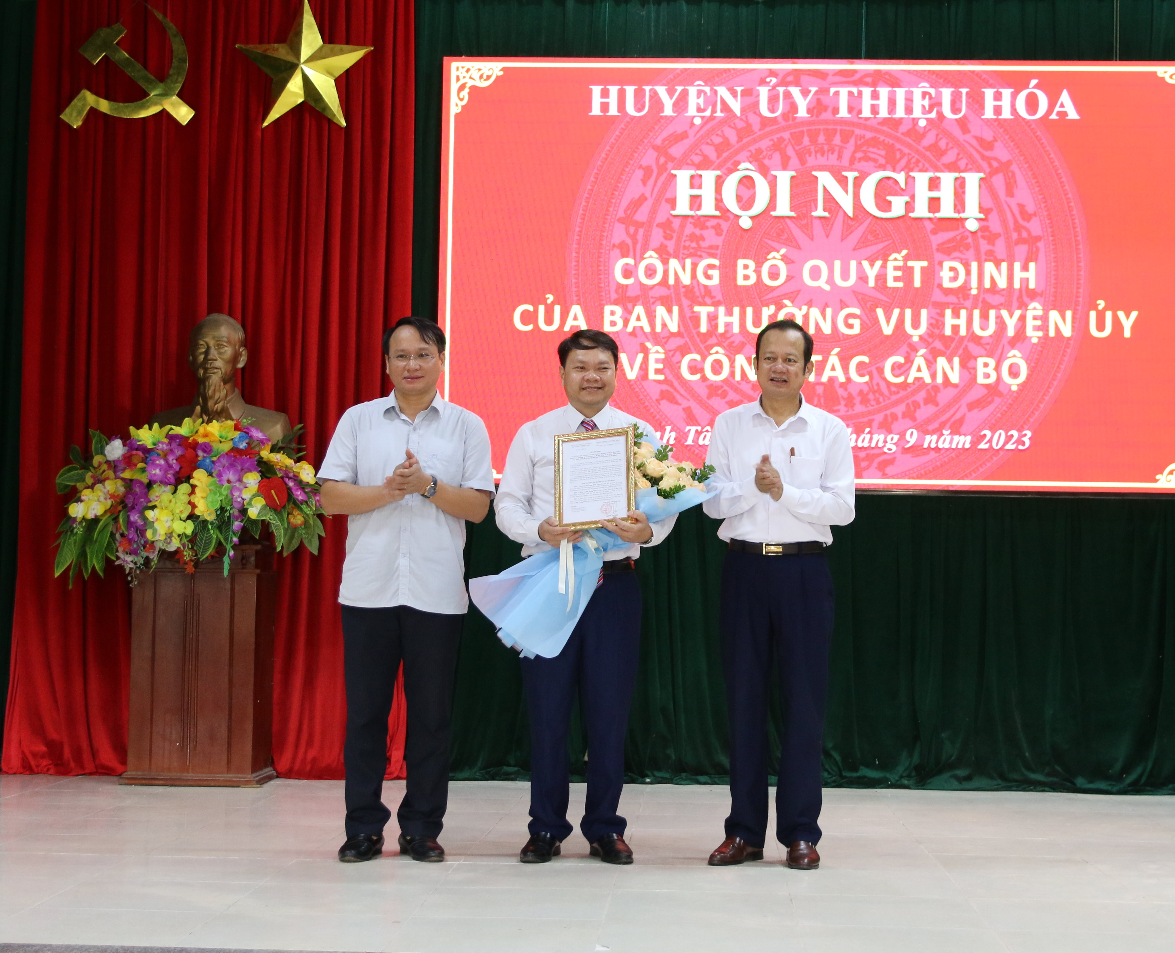 Đồng chí Đỗ Thế Bằng và đồng chí Nguyễn Ngọc Hiểu tặng hoa chúc mừng đồng chí Bùi Trung Hiếu