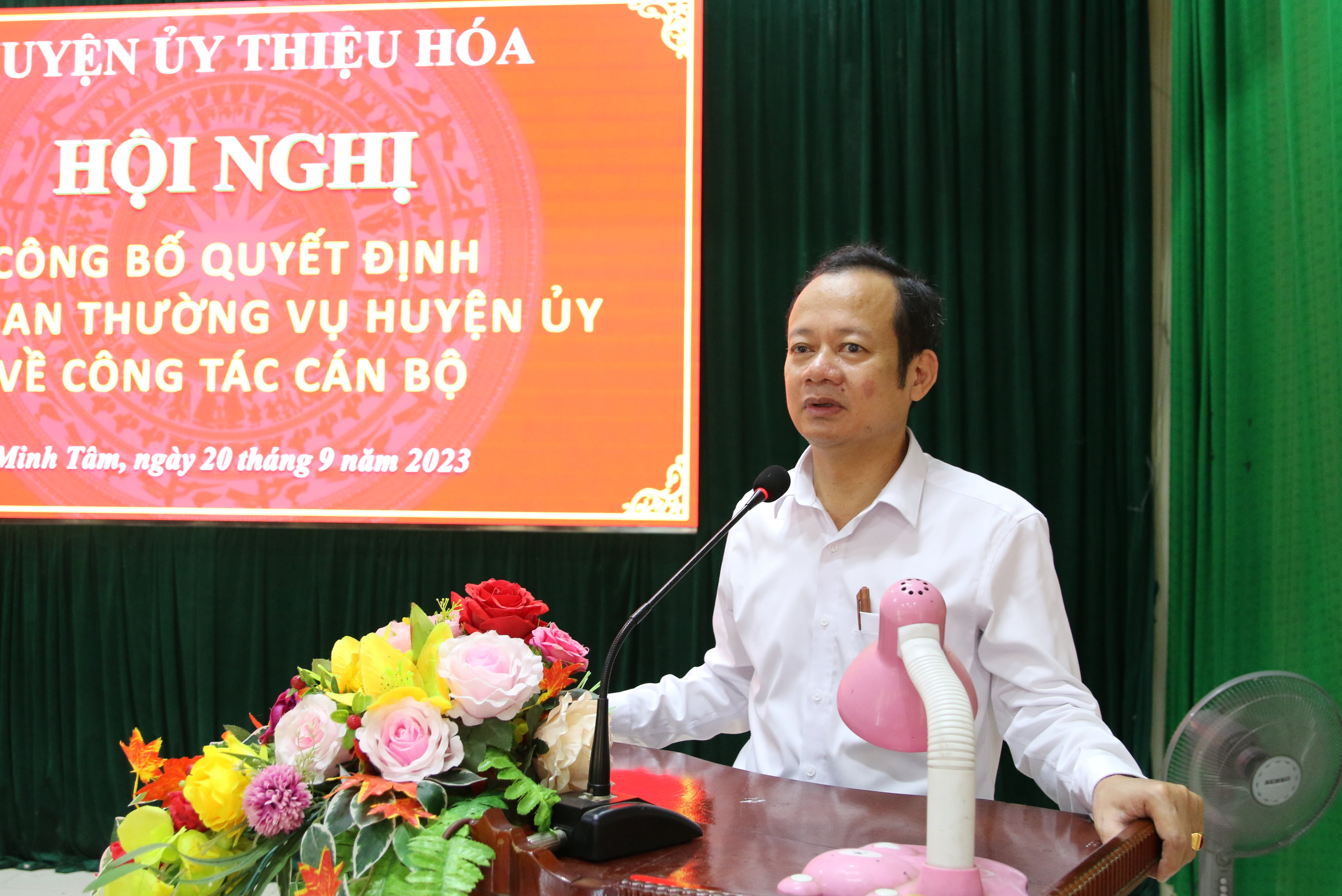 Phó Bí thư Thường trực Huyện uỷ Đỗ Thế Bằng chúc mừng và giao nhiệm vụ cho đồng chí Bùi Trung Hiếu