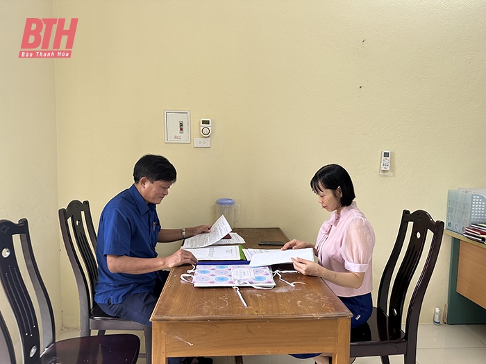 Cán bộ UBKT Huyện ủy Thiệu Hóa rà soát hồ sơ đảng viên vi phạm.