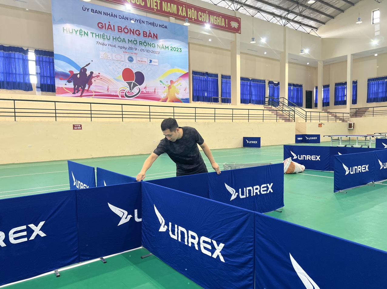 Hệ thống bàn, sân thi đấu thiết kế đảm bảo tiêu chuẩn giải đấu chuyên nghiệp