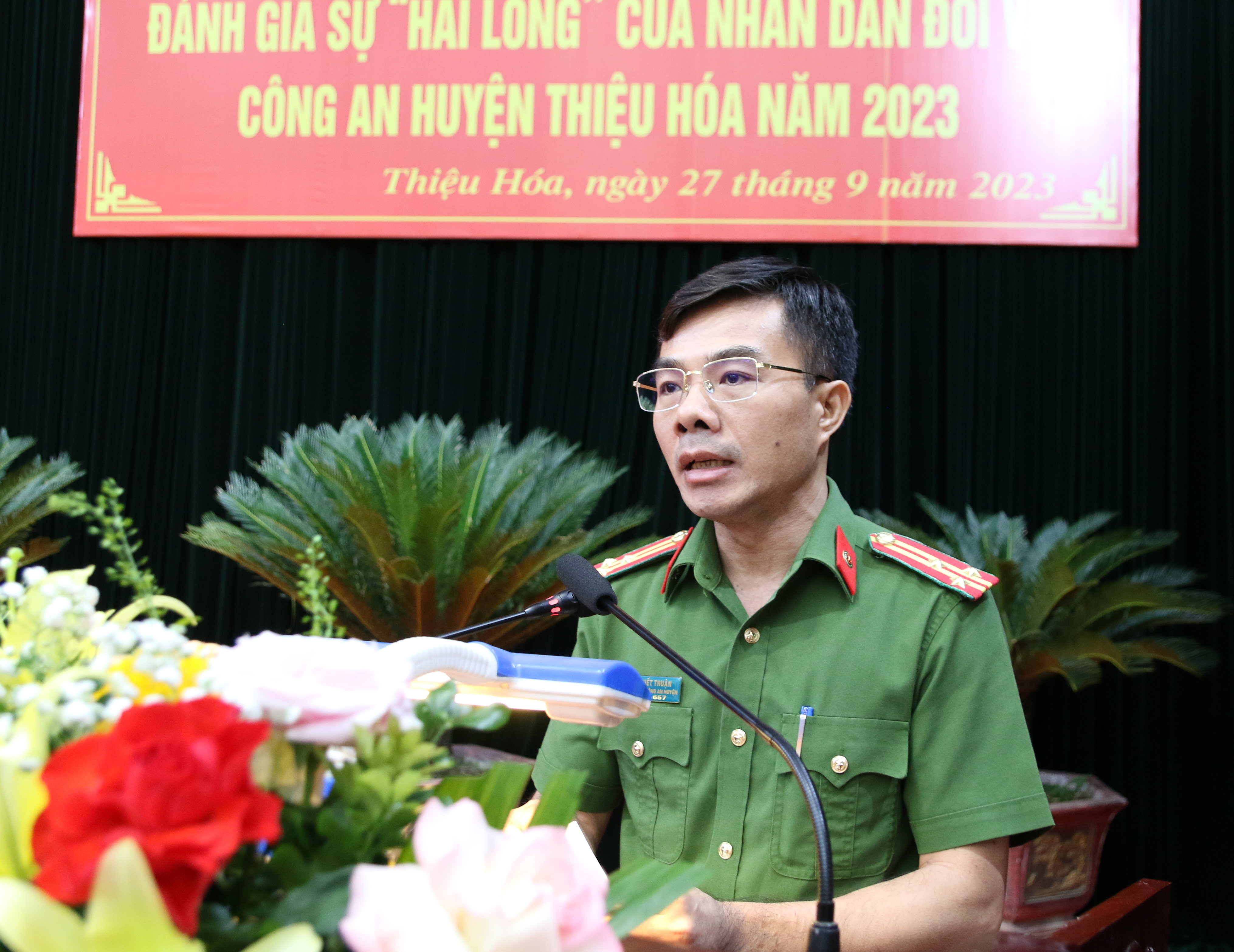 Thượng tá Lê Viết Thuận,Trưởng Công an huyện tiếp thu ý kiến tại hội nghị